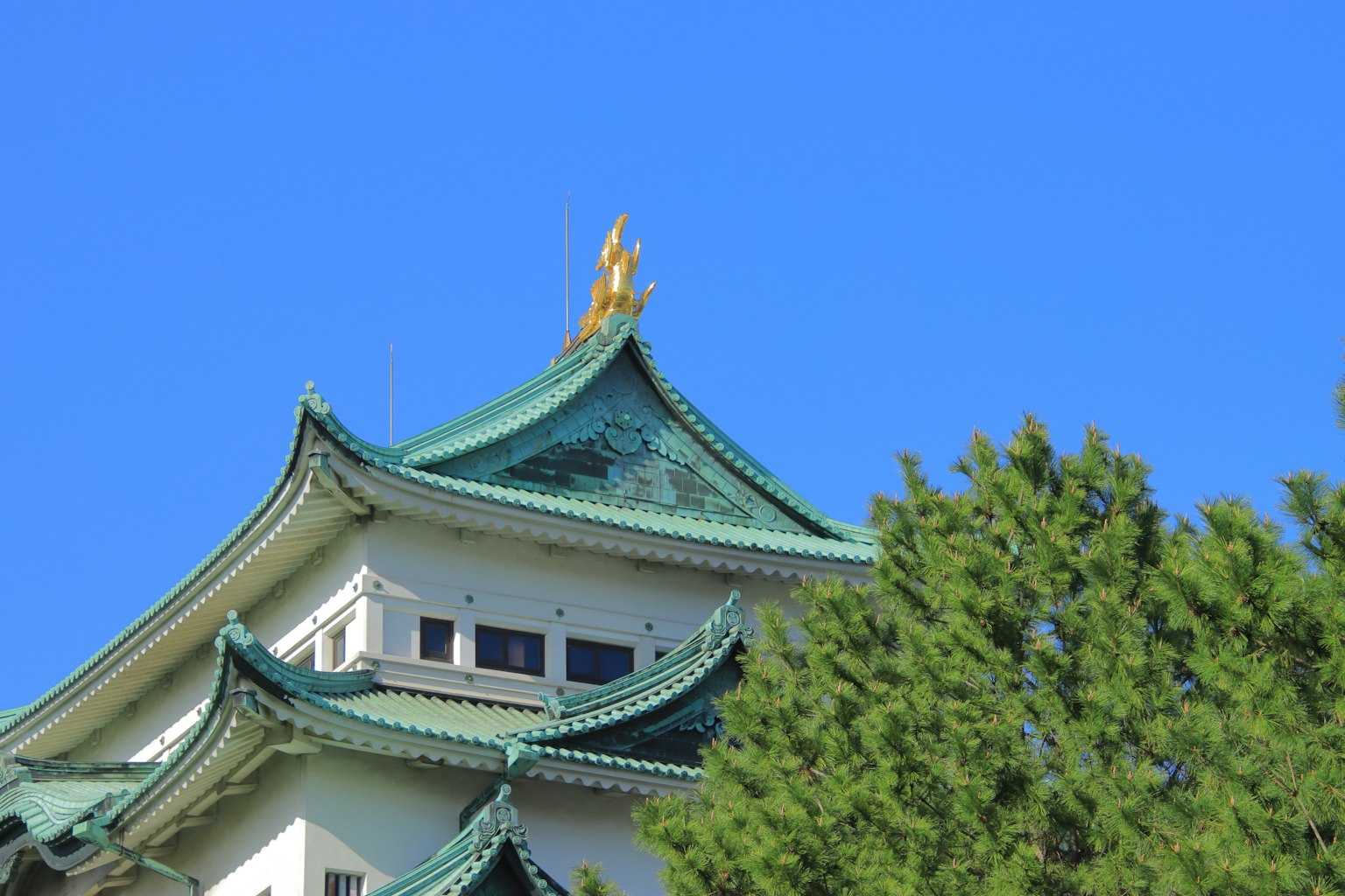 Parte del techo del castillo de Nagoya contra un cielo azul