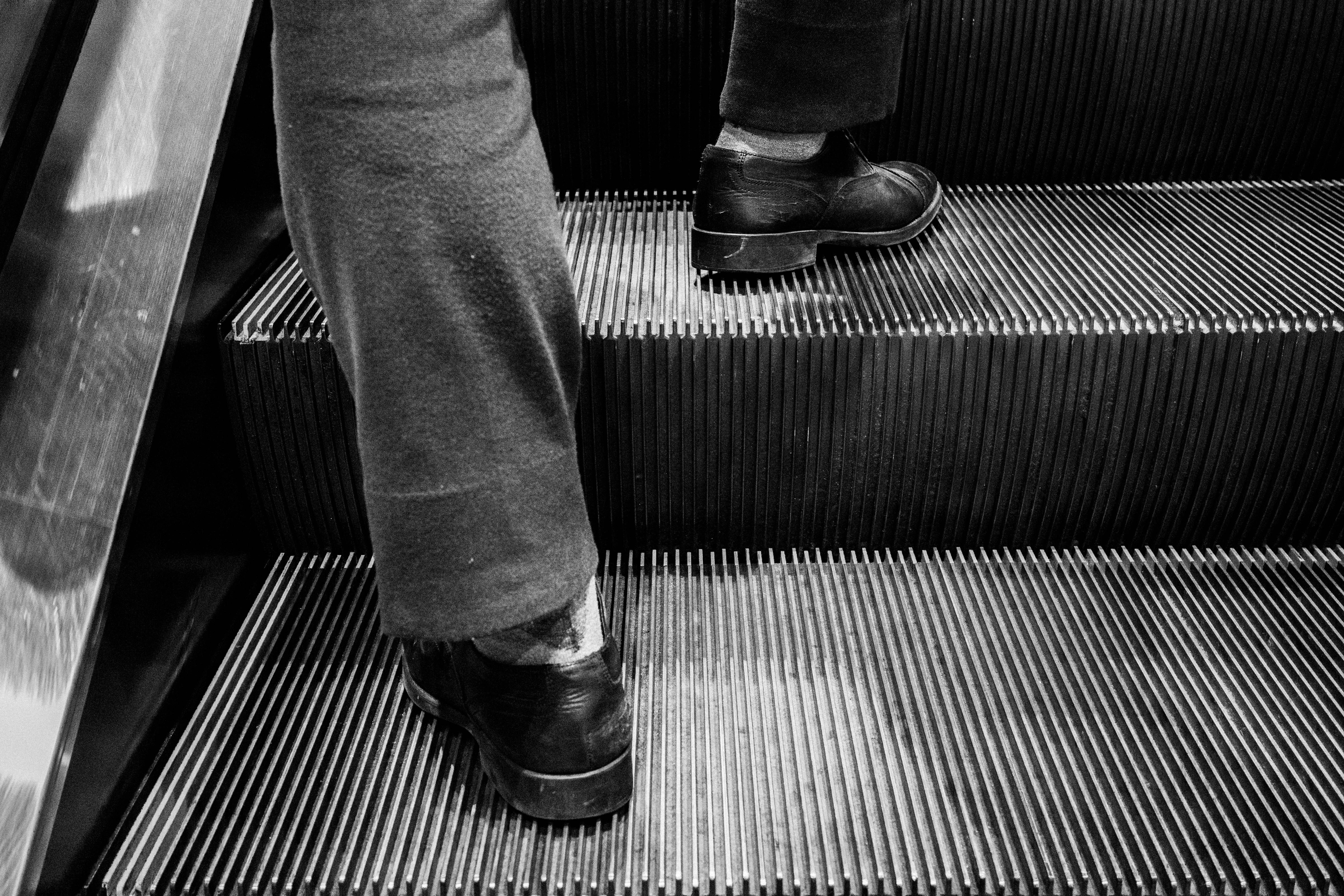 kaki berjalan di atas kisi logam gambar