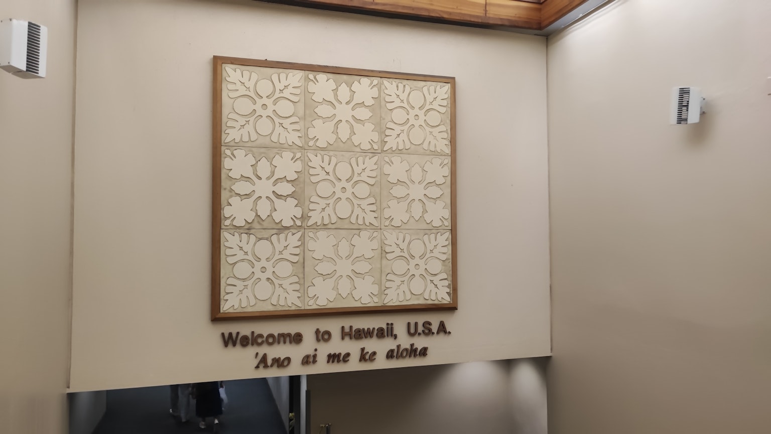 Ein Wandteppich mit einer Willkommensbotschaft für Hawaii USA