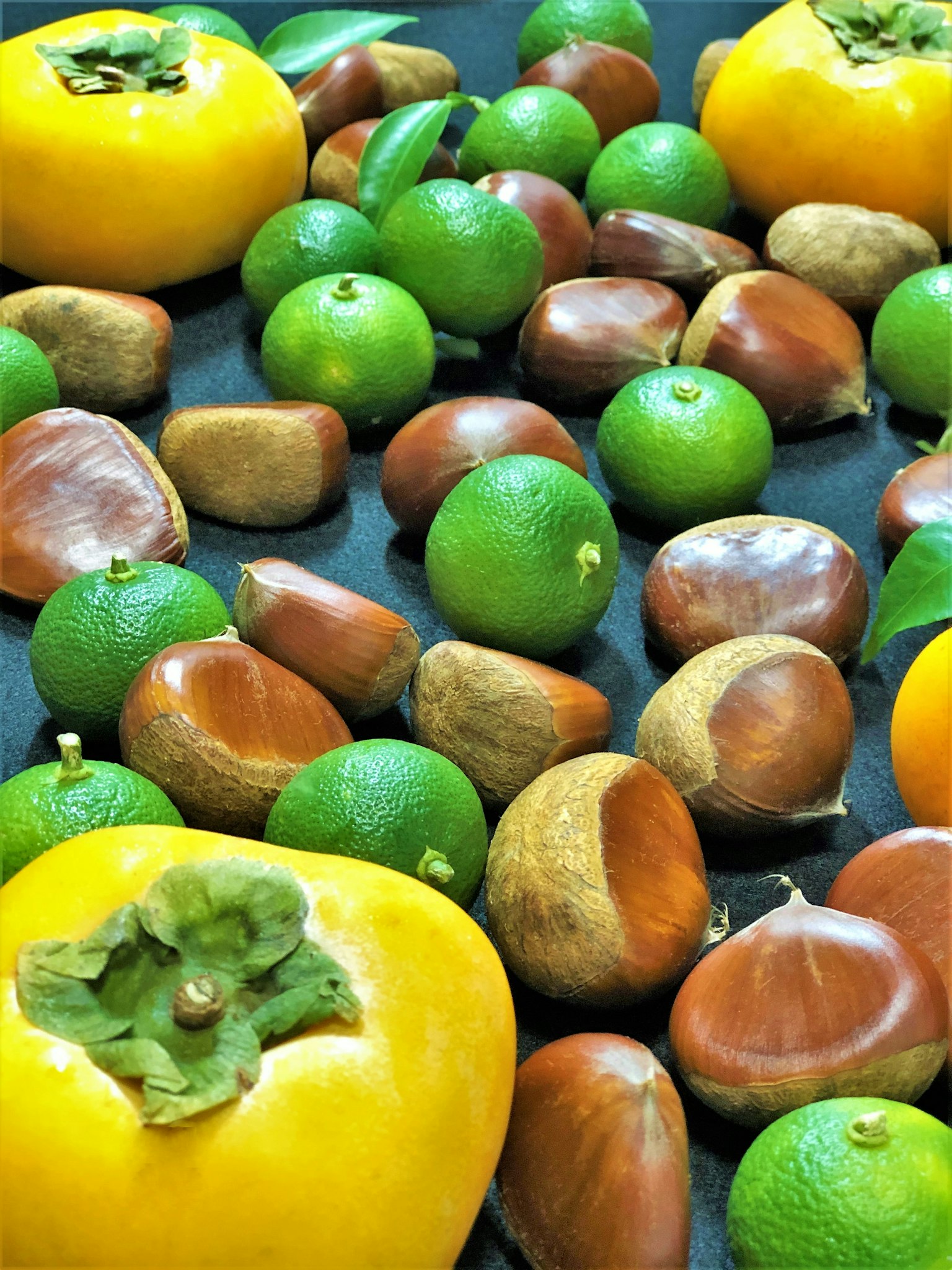 Bunte Auswahl an Früchten und Nüssen auf einem Tisch