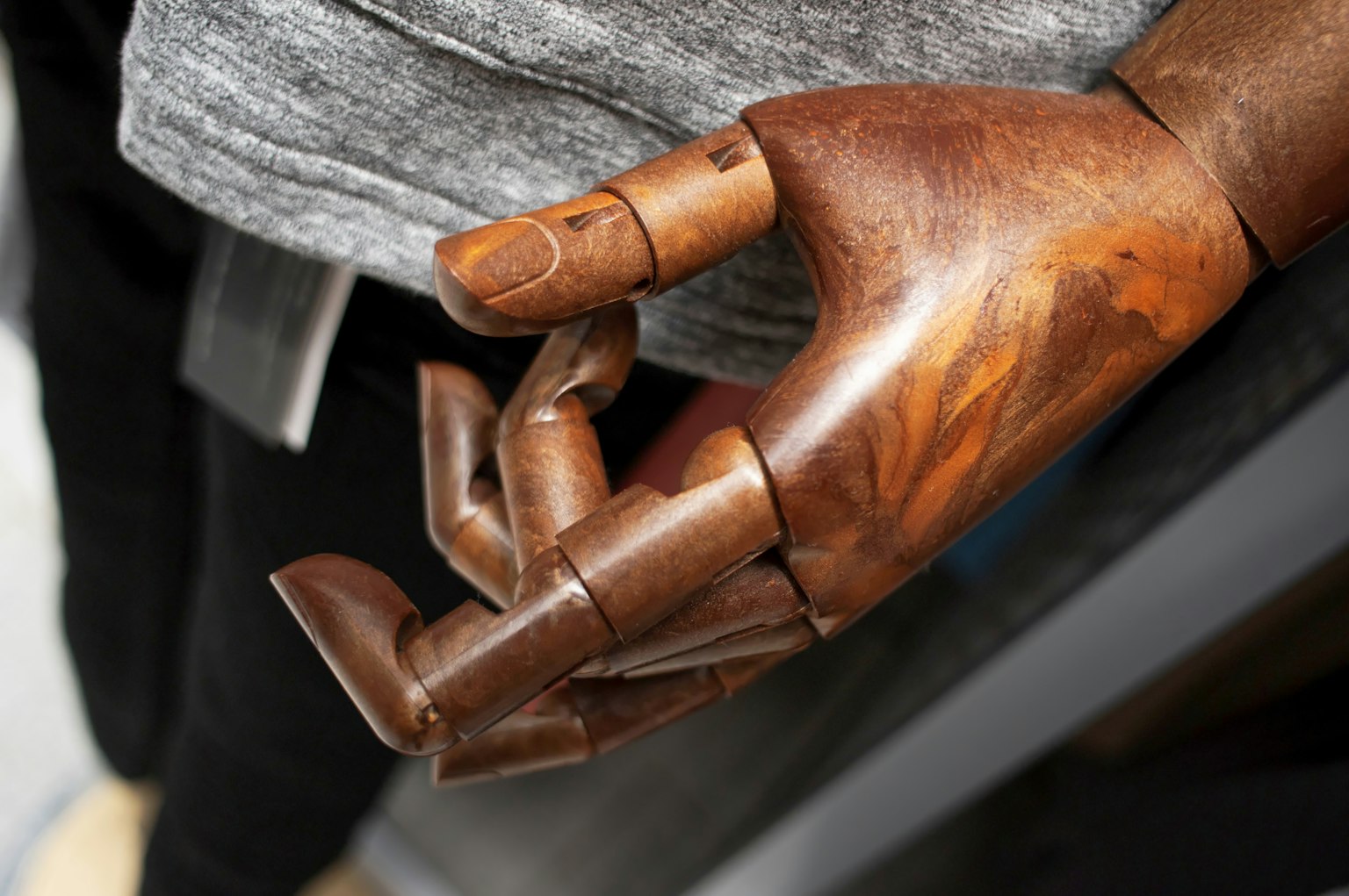 Holzmannequin-Hand in entspannter Pose