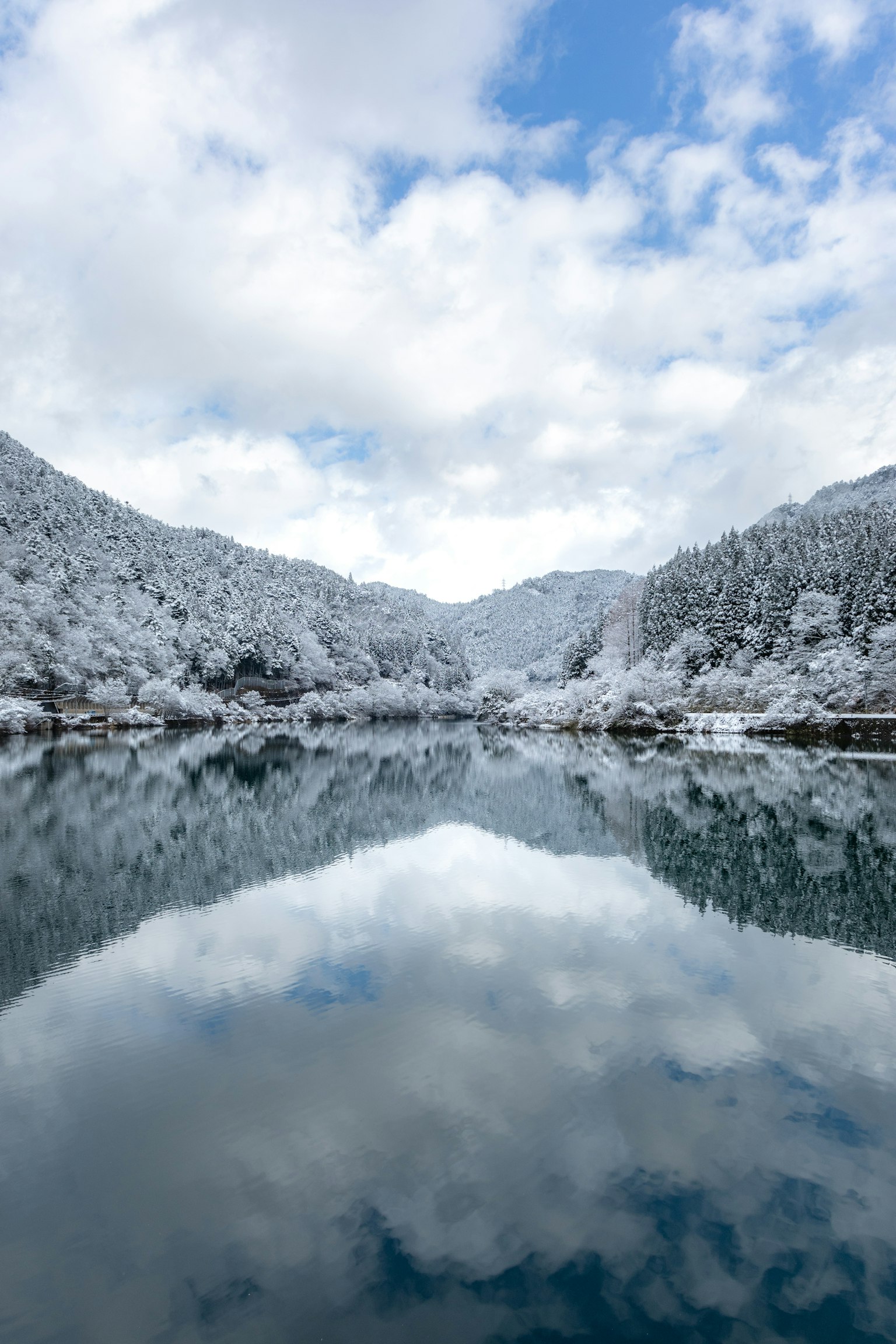 雪覆盖的山脉和湖泊的美丽风景