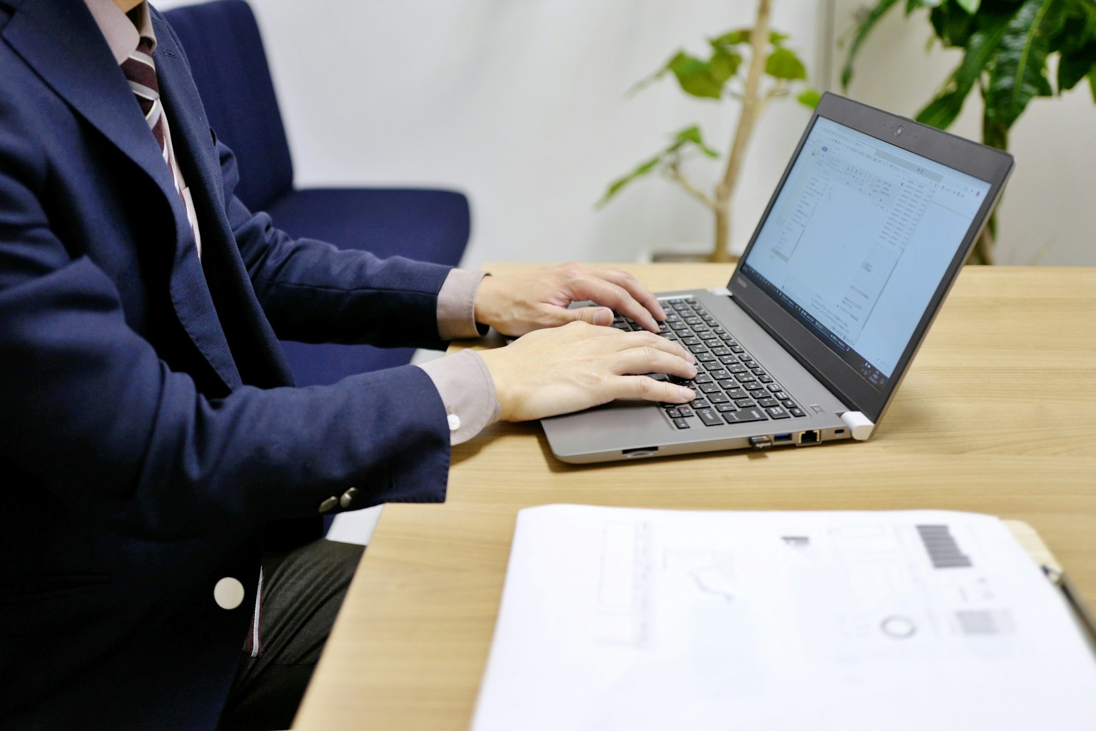 Geschäftsmann arbeitet an einem Laptop in einem Büro