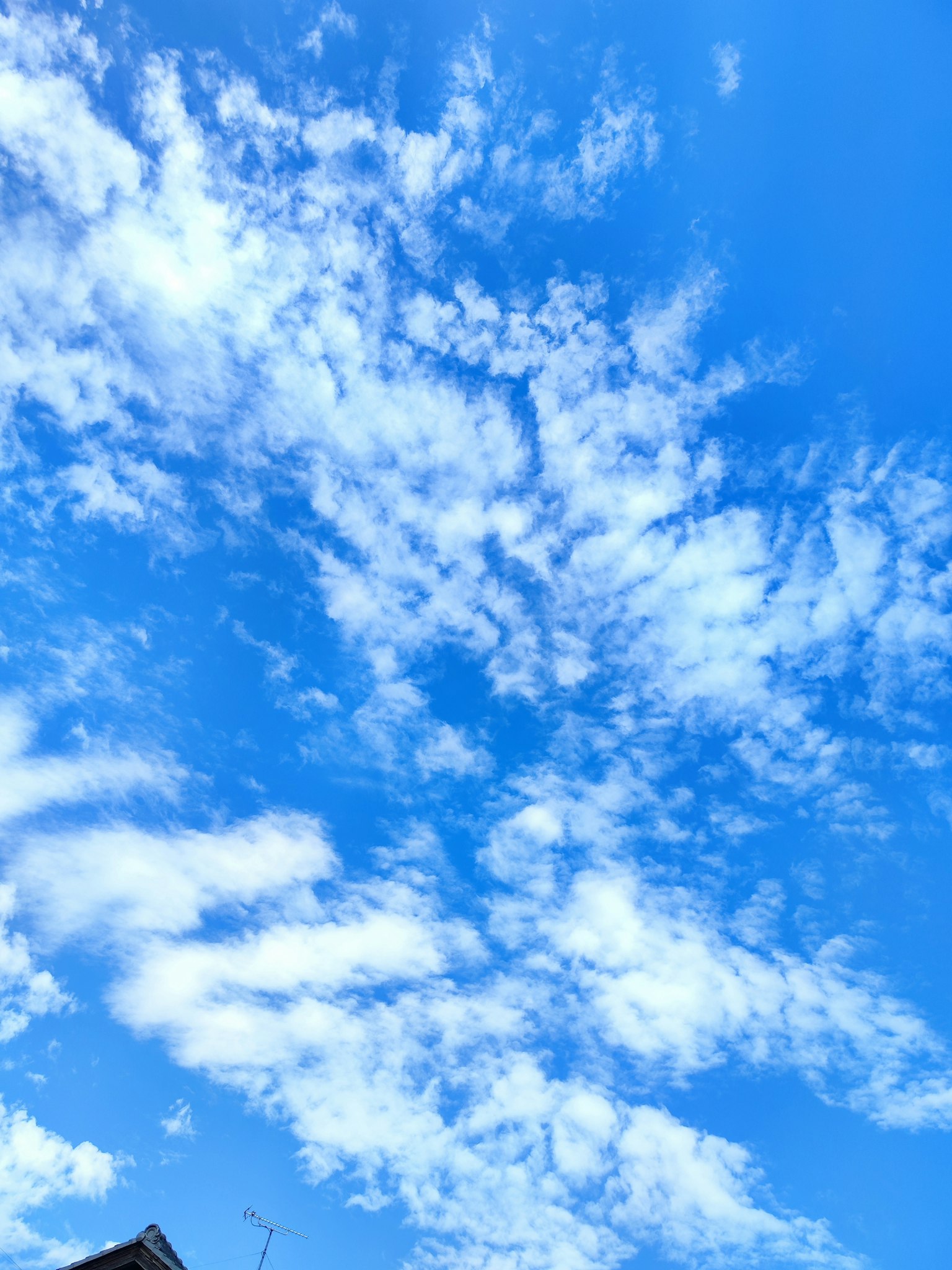 Cielo blu brillante con nuvole bianche sparse