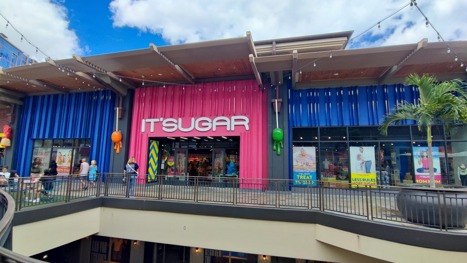 Buntes Äußeres des IT'SUGAR-Geschäfts in einem Einkaufszentrum