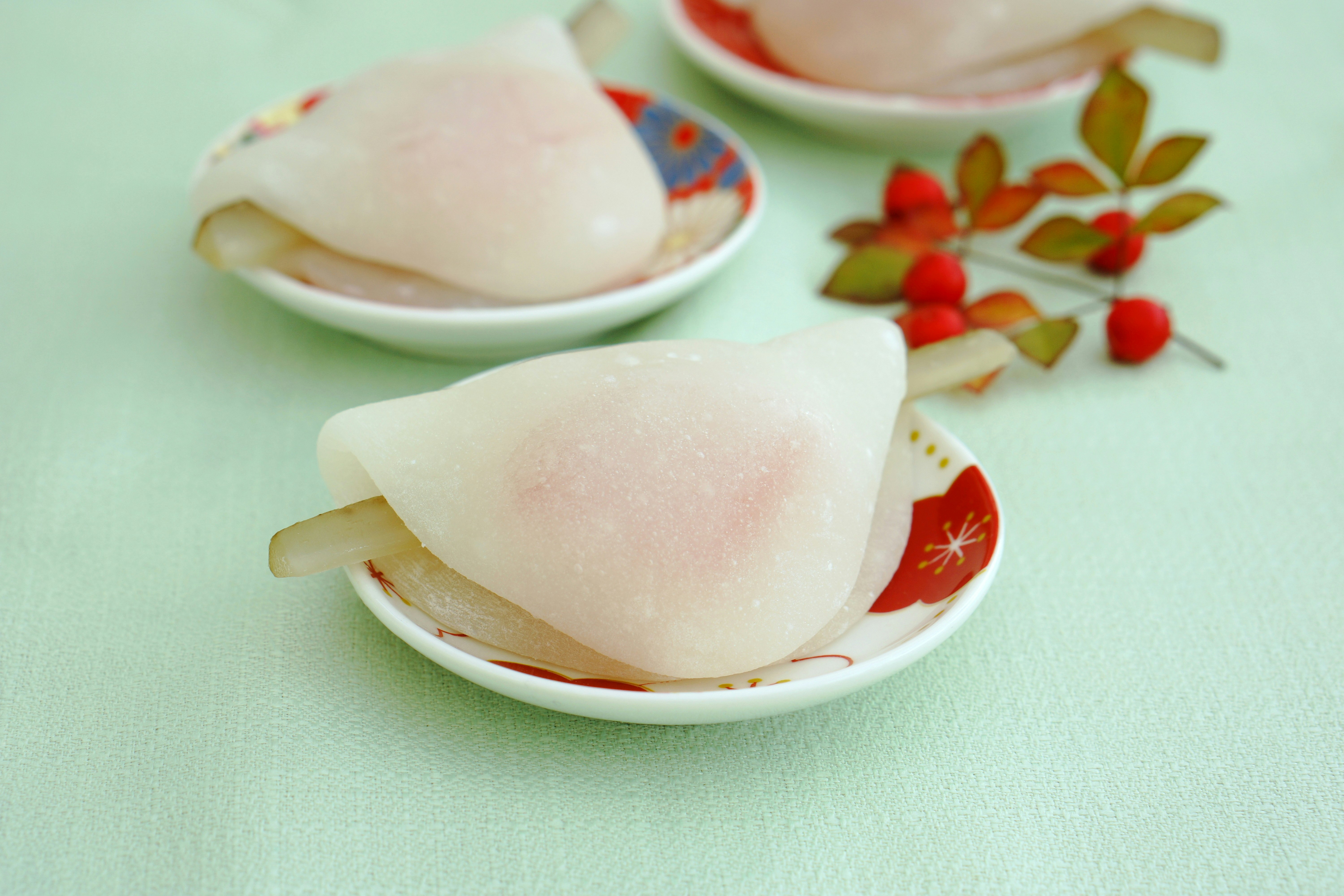 bánh mochi trắng trên đĩa họa tiết dâu tây