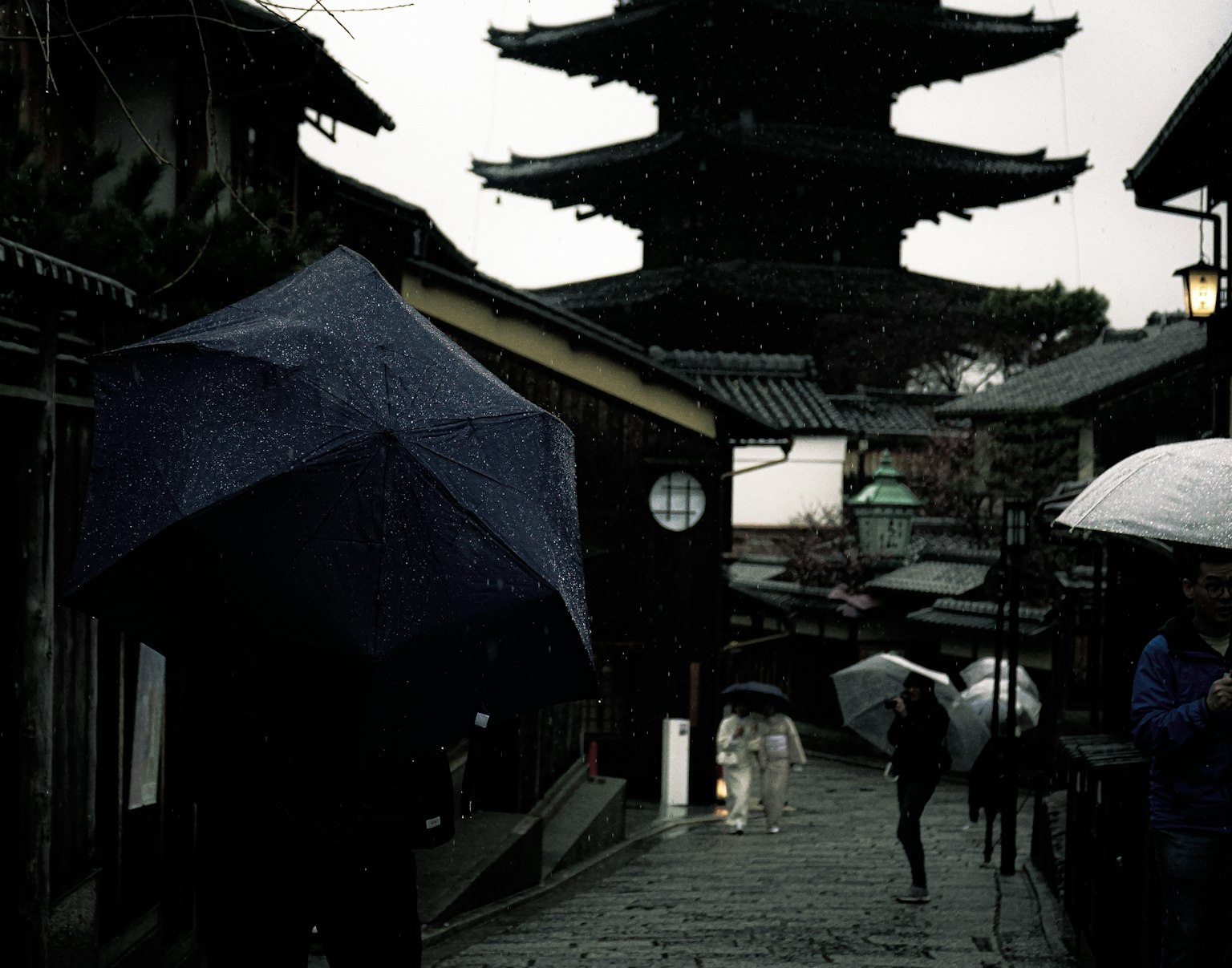 雨中的古老街道和塔