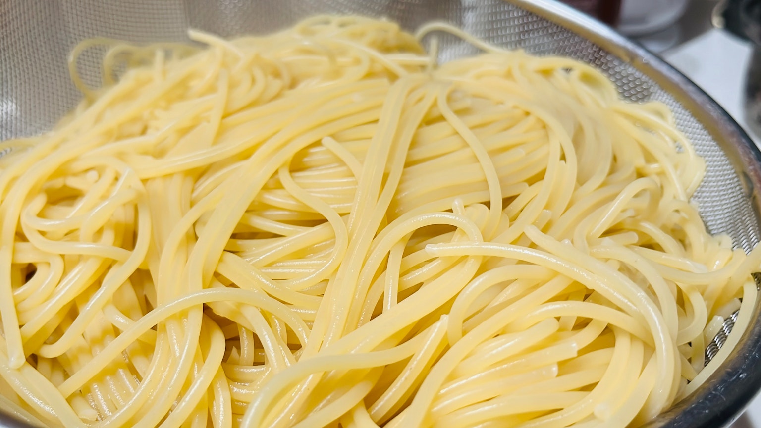 Spaghetti cuits dans une passoire