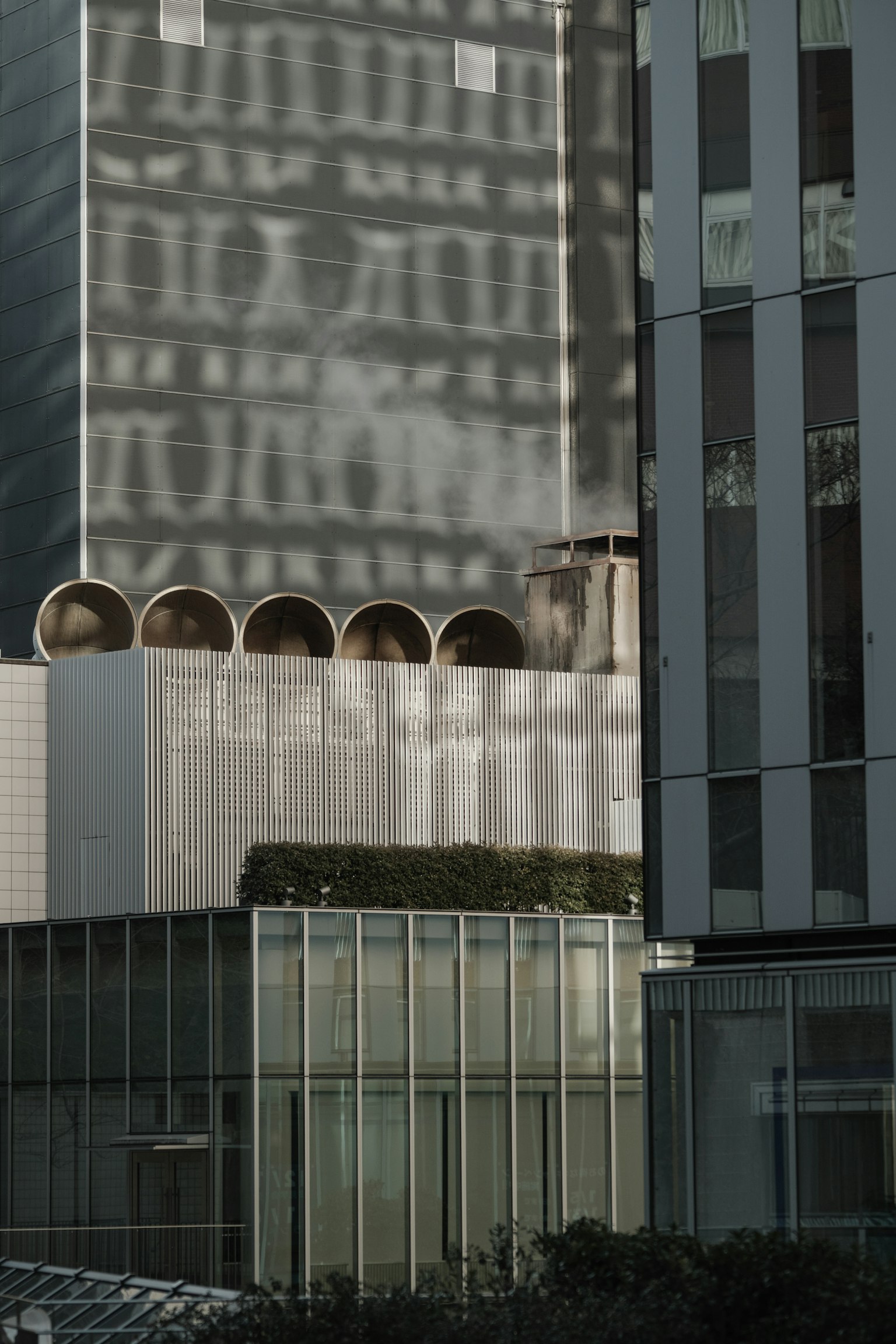 Riflessione della luce su un muro di edificio con dettagli architettonici moderni