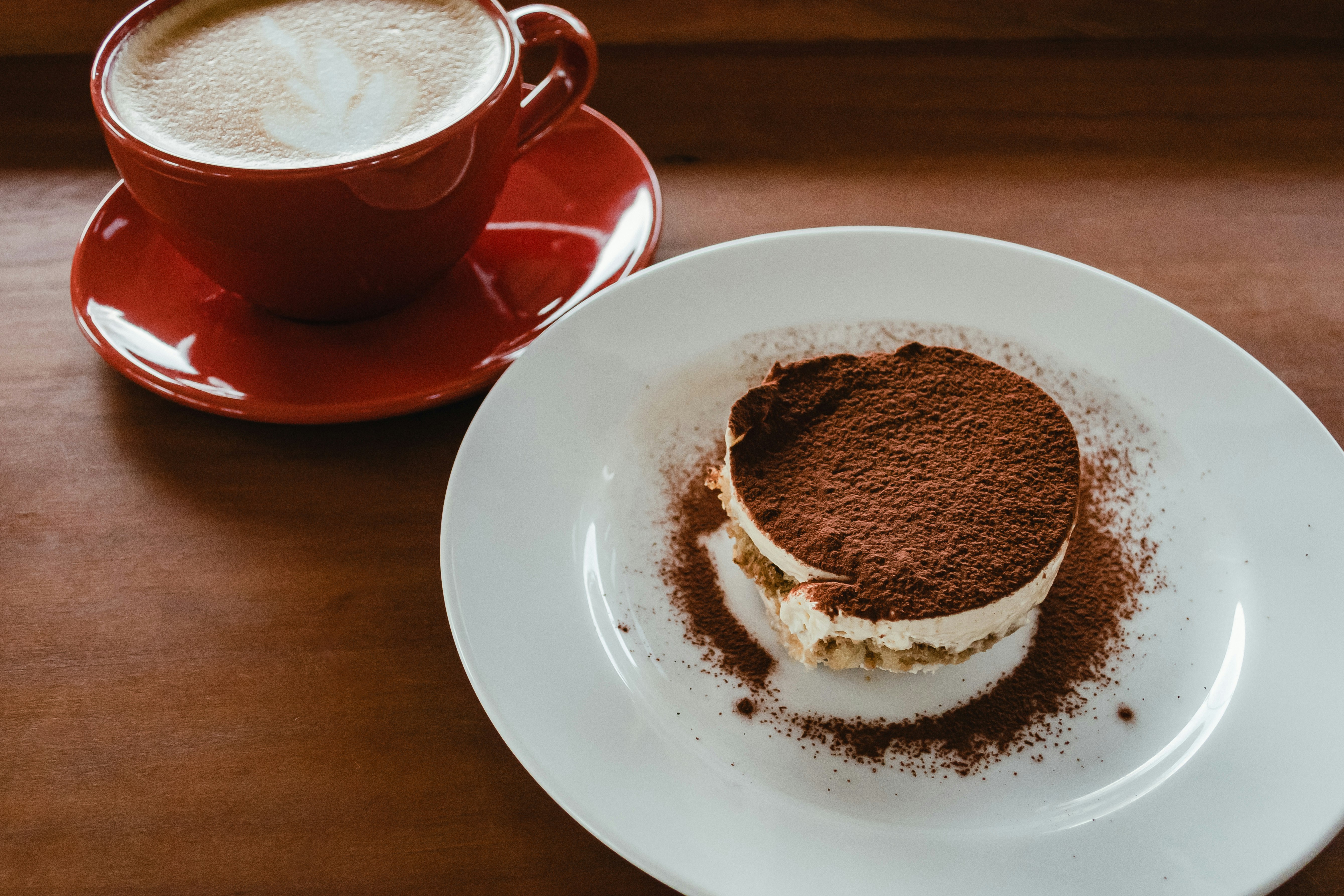 ティラミスとカフェラテのあるカフェテーブル