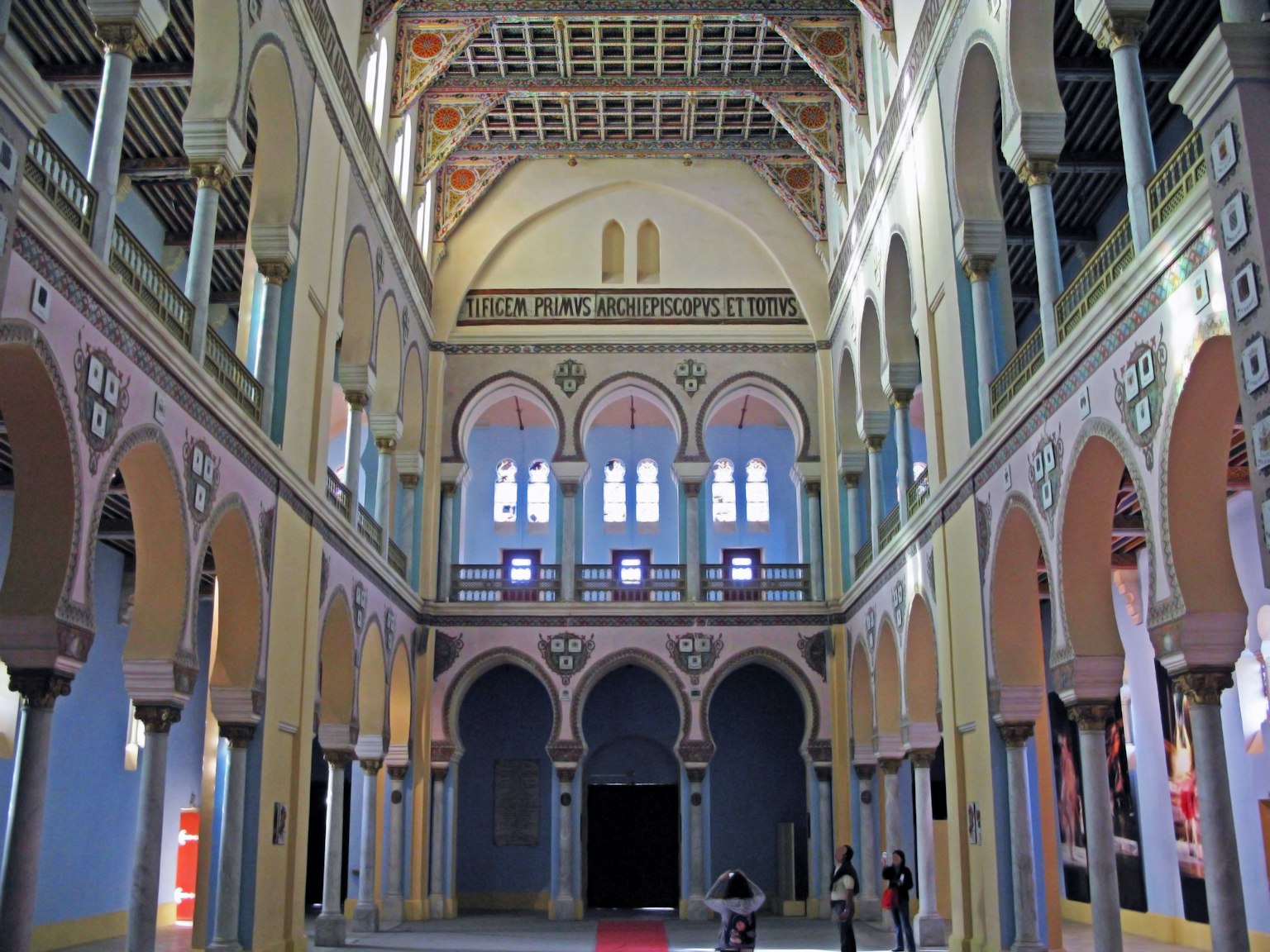 Intérieur spacieux avec de belles colonnes arquées et un plafond décoratif