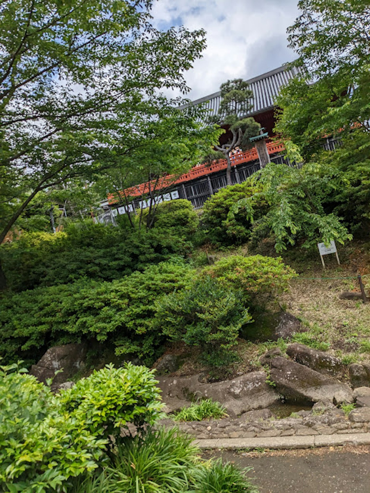 被郁郁葱葱绿植环绕的传统日本建筑