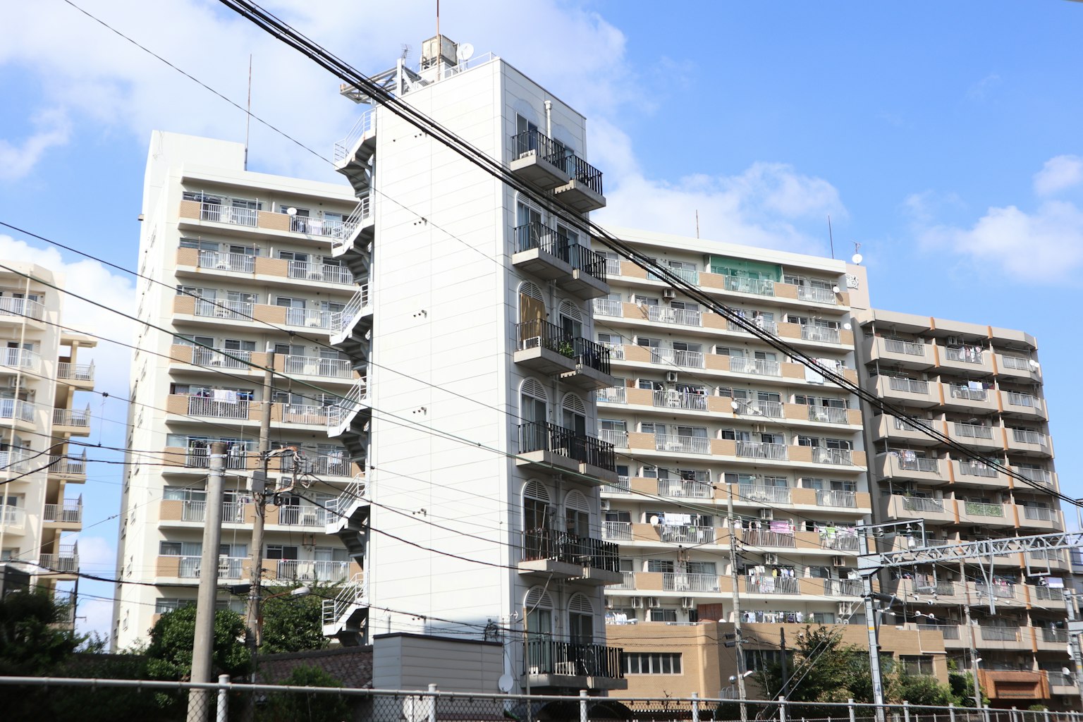 Edificio residenziale con esterno bianco e cielo blu