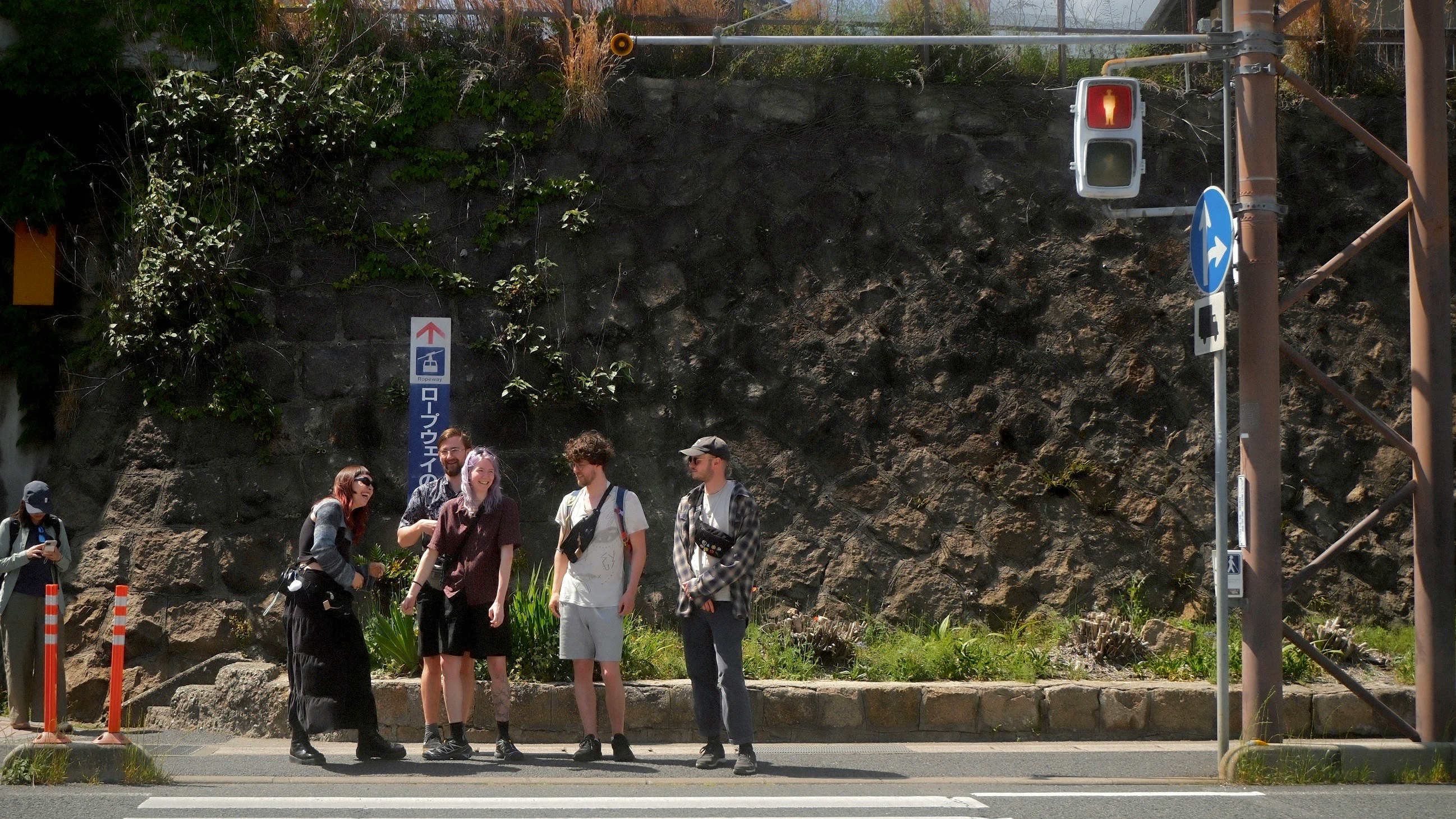 信号機のある街角で並ぶ友人たち