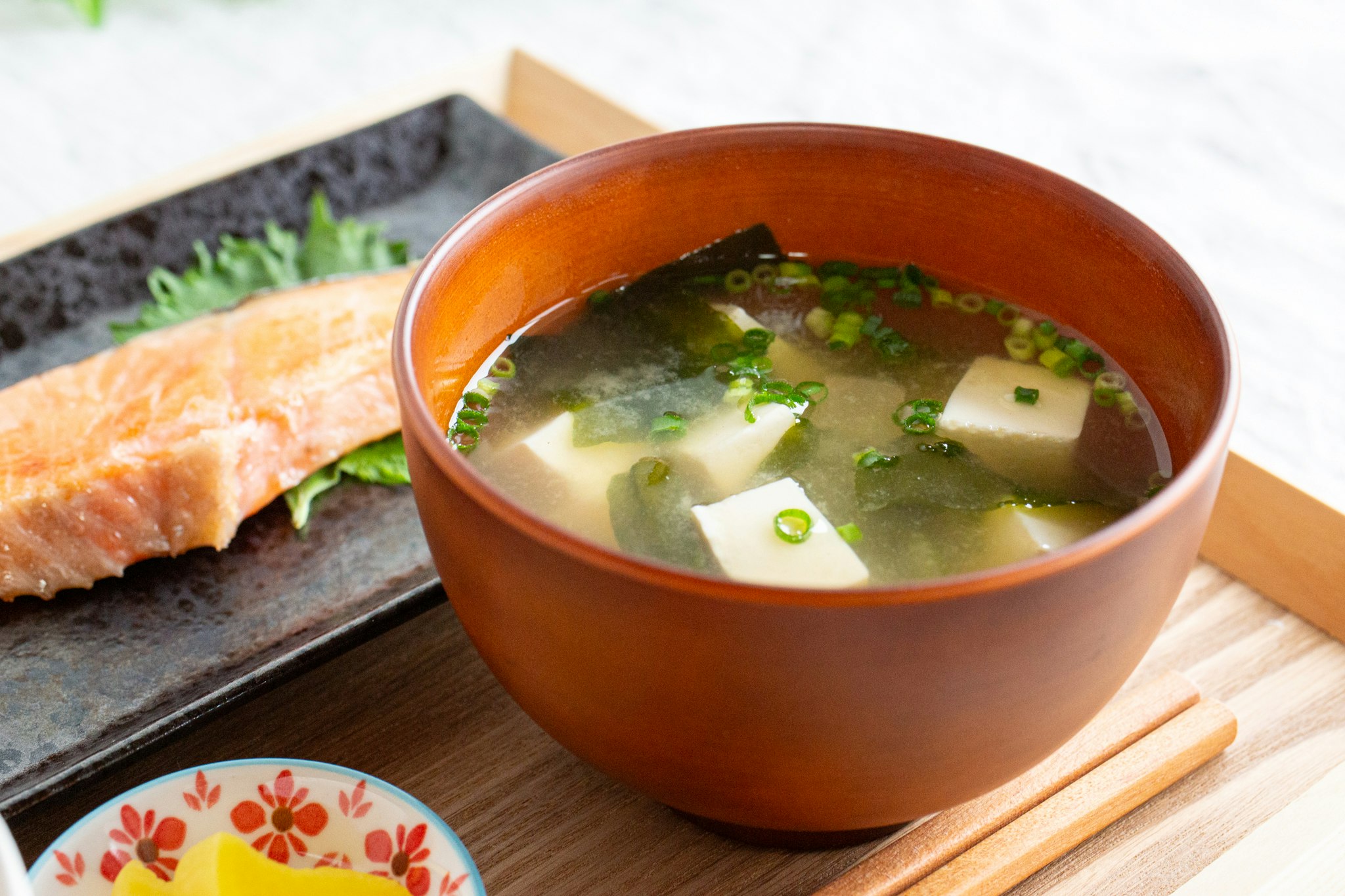 木碗味噌湯與烤鮭魚的餐桌