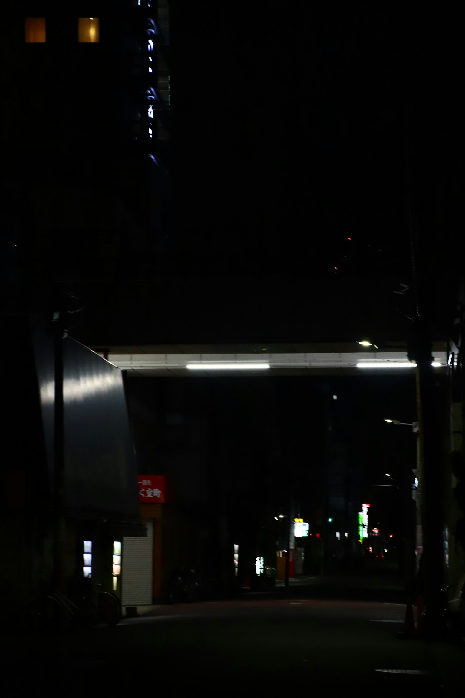 夜晚黑暗城市街道上建筑物的轮廓