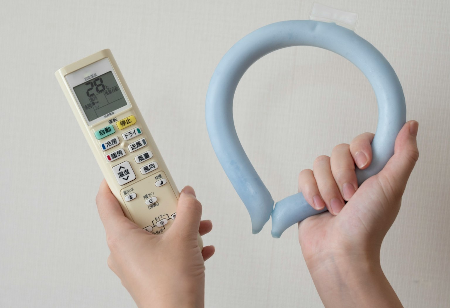 Hände halten eine Fernbedienung und einen weichen blauen Ring