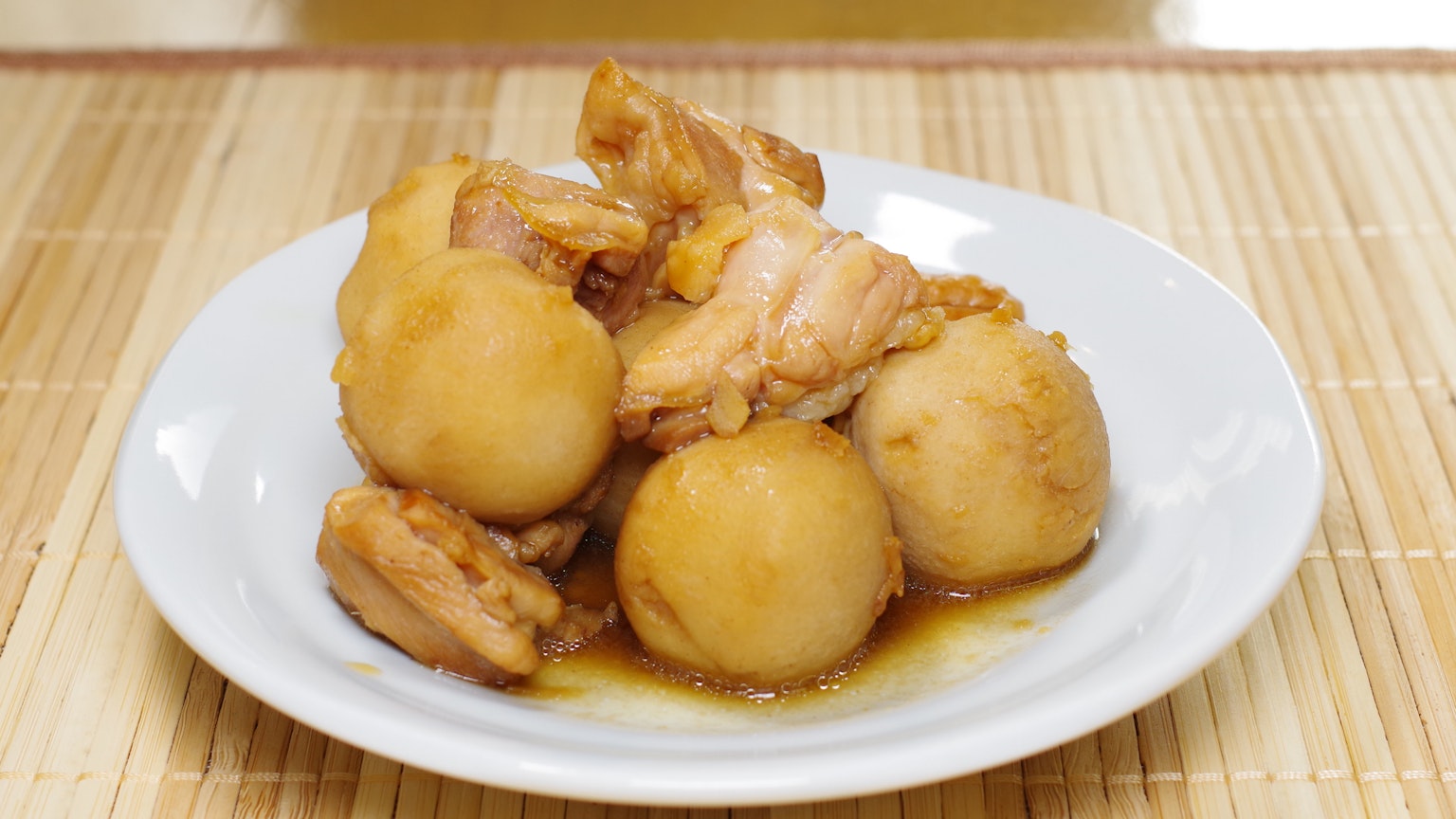 白色盤子裡的雞肉和蘿蔔燉菜