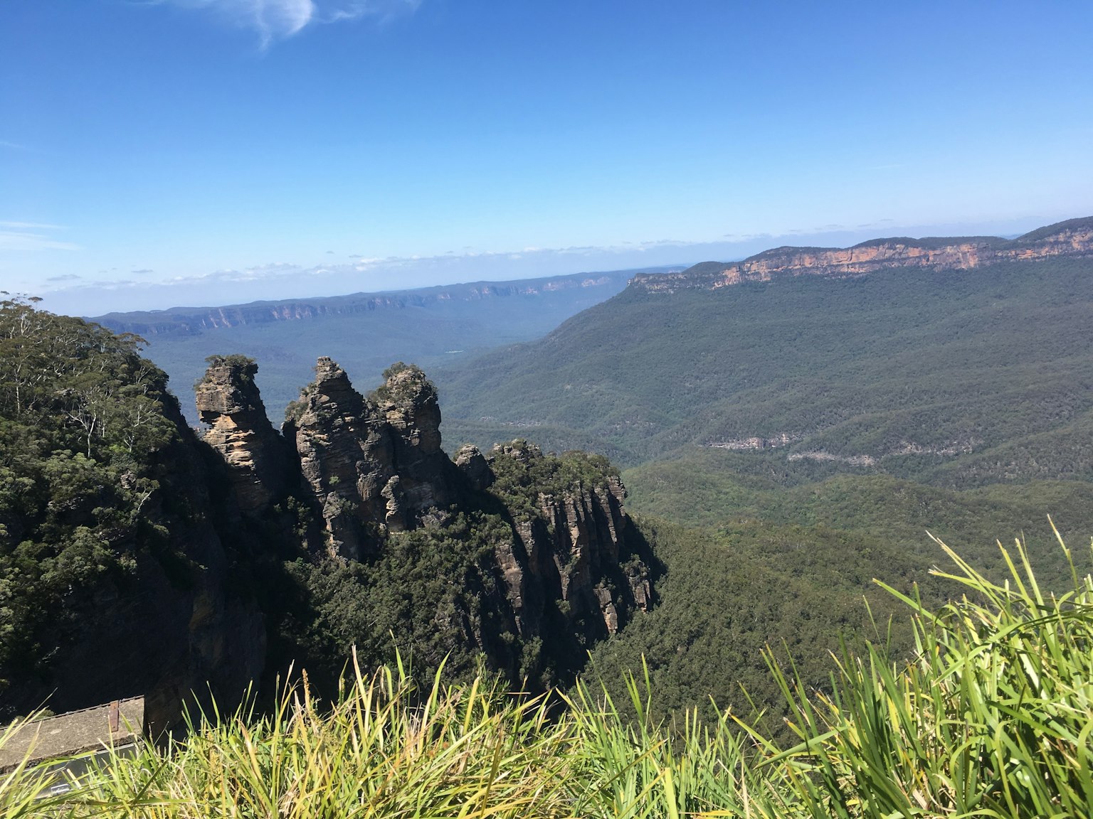 Impresionante paisaje montañoso con formaciones rocosas y vegetación exuberante