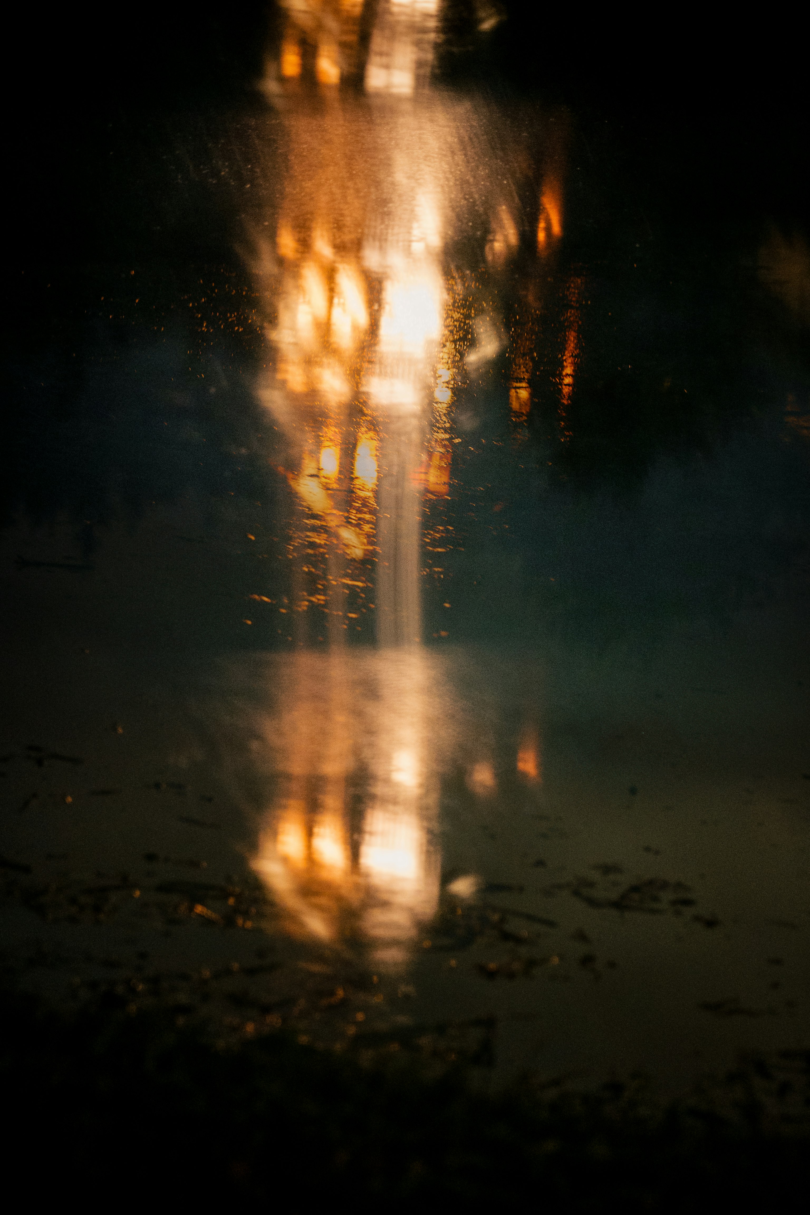 水面上光線的反射與黑暗背景