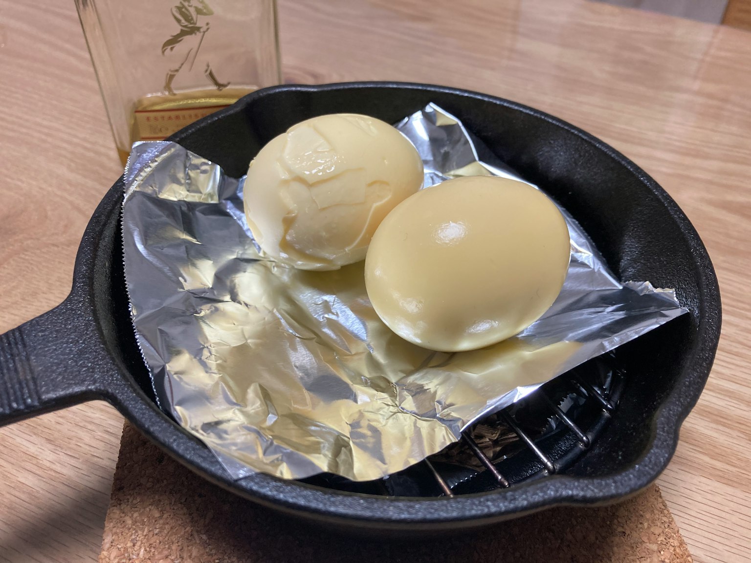 两个白色鸡蛋放在平底锅里的银色铝箔上