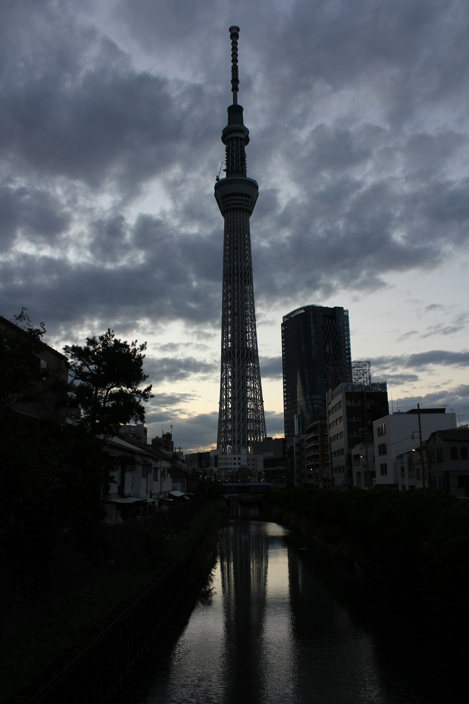 Silhouette des Tokyo Skytree bei Dämmerung mit Wasserreflexion