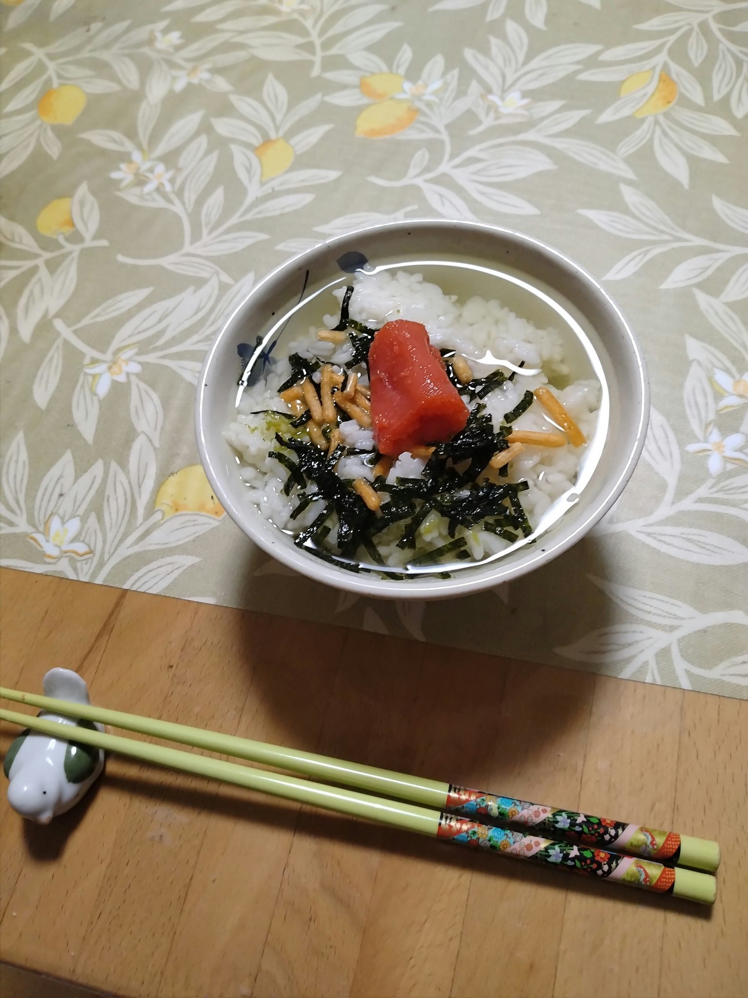 碗装米饭上放有海藻蔬菜和番茄汤