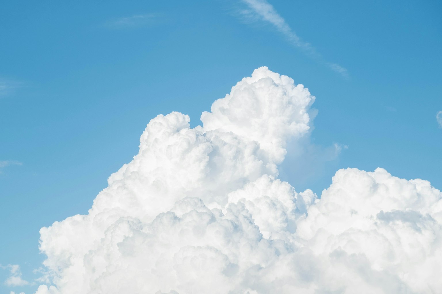 Bella vista di nuvole bianche che fluttuano in un cielo blu