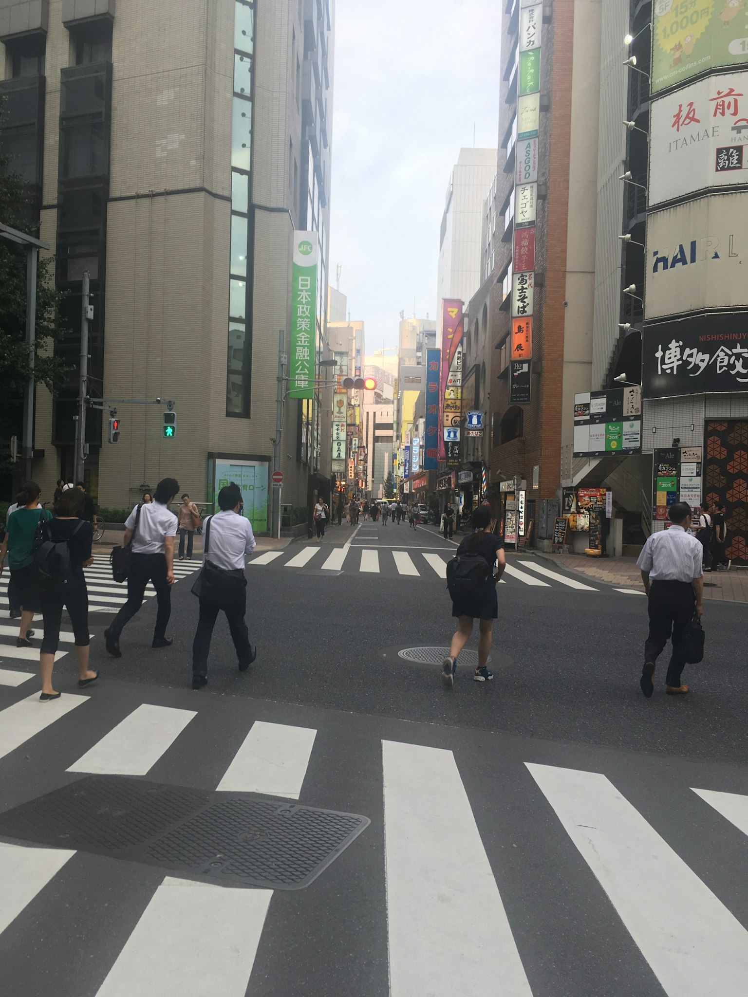 行人穿越繁忙的街道，背景是建筑物