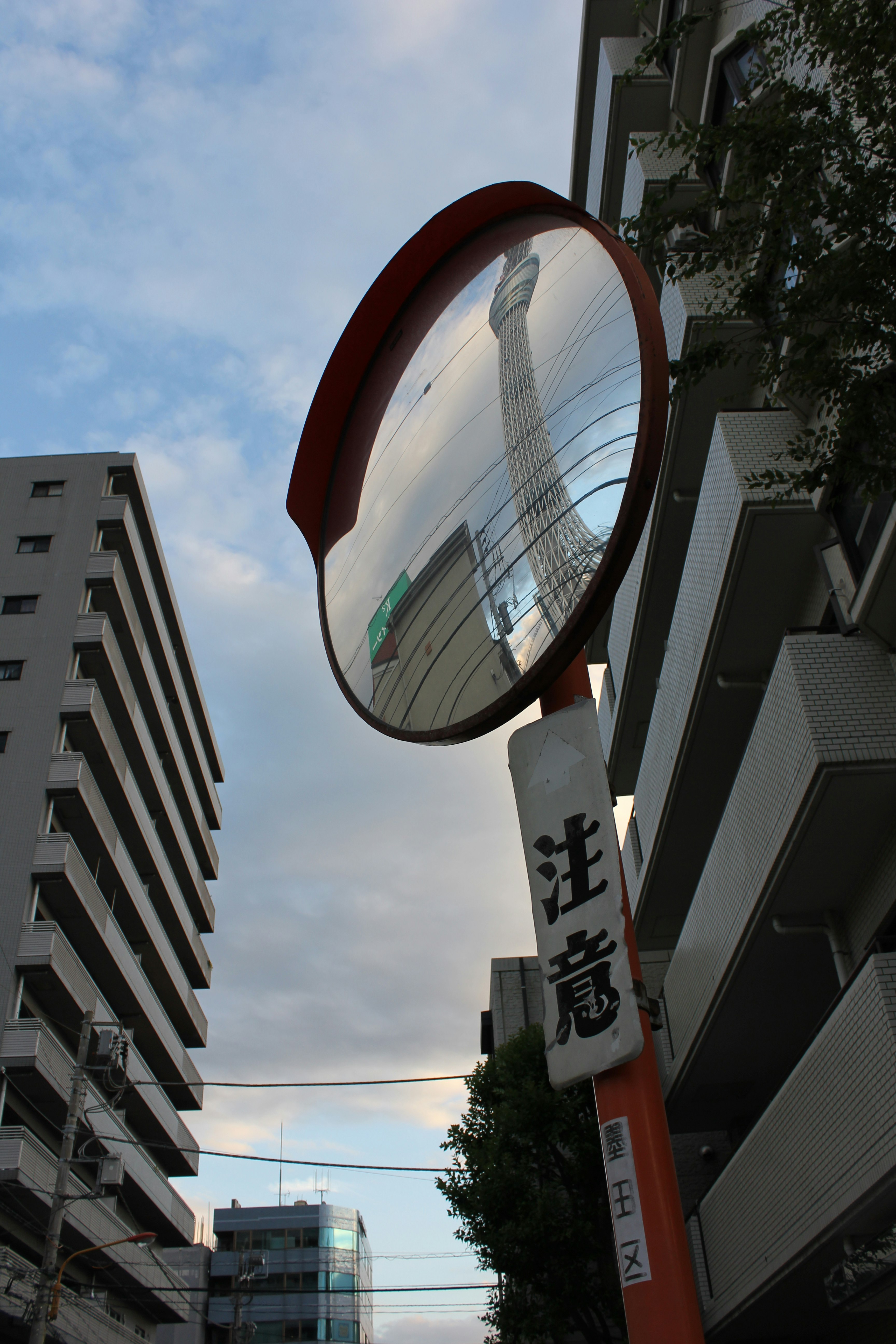 城市街道上建筑间的圆形凸面镜