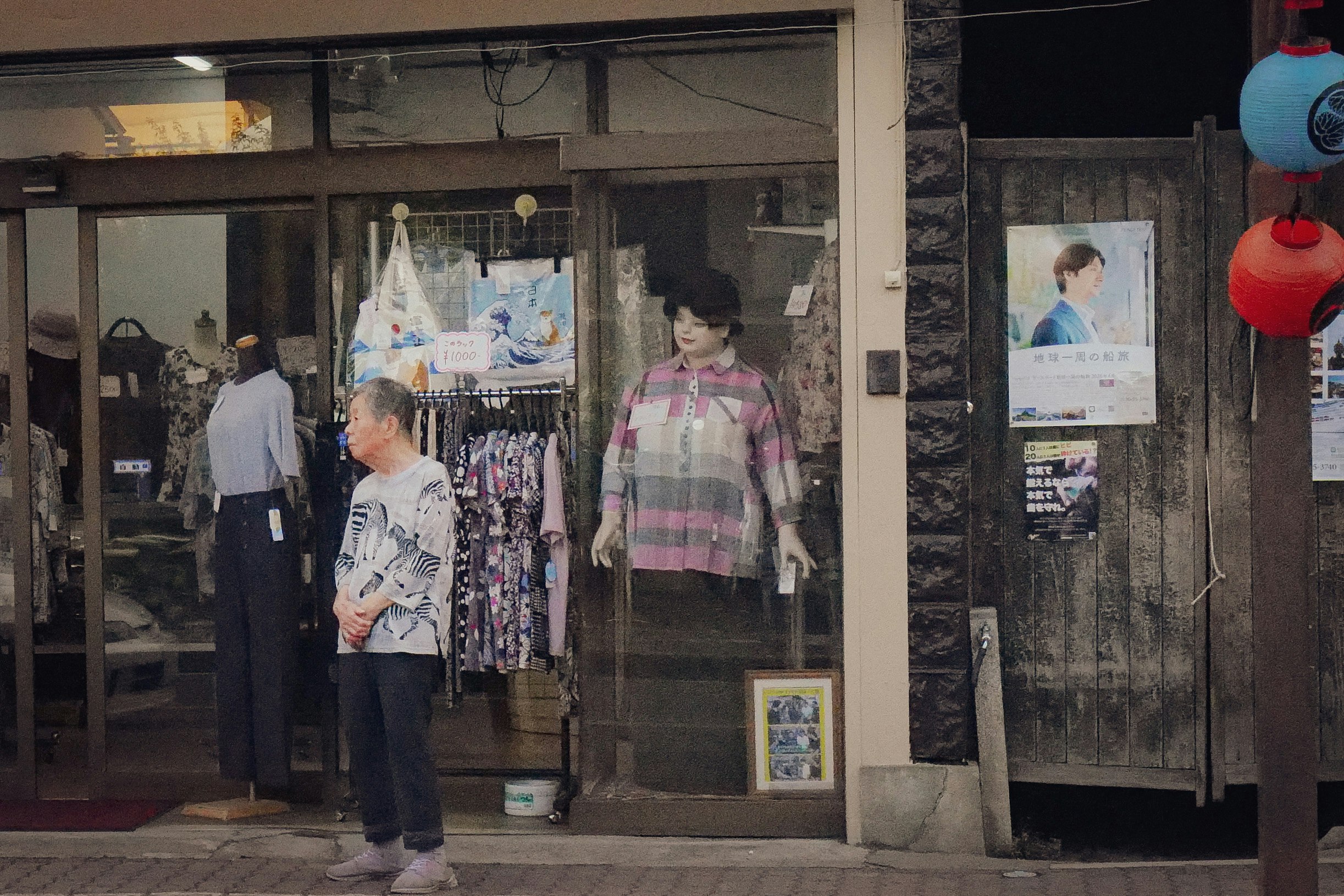 マネキンが並ぶ店先のショーウィンドウ