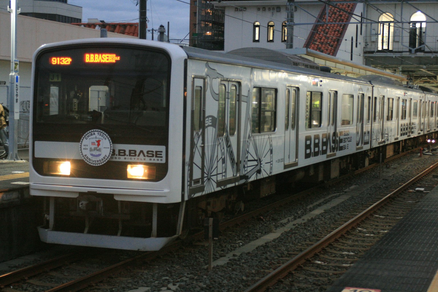 夜間在車站的火車