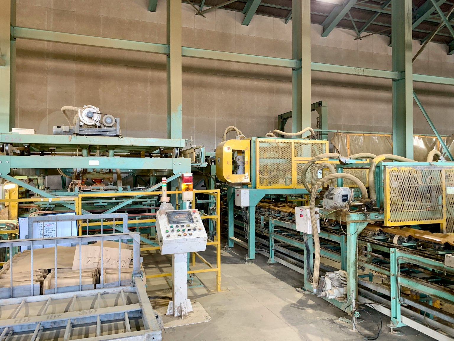 Installation de machines industrielles avec des couleurs jaune et verte