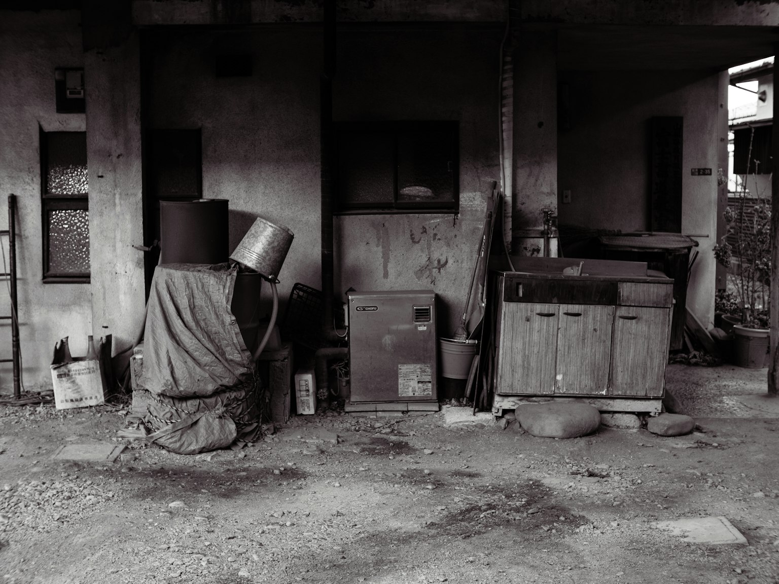 古い建物の前に置かれたさまざまな物品が並ぶ風景