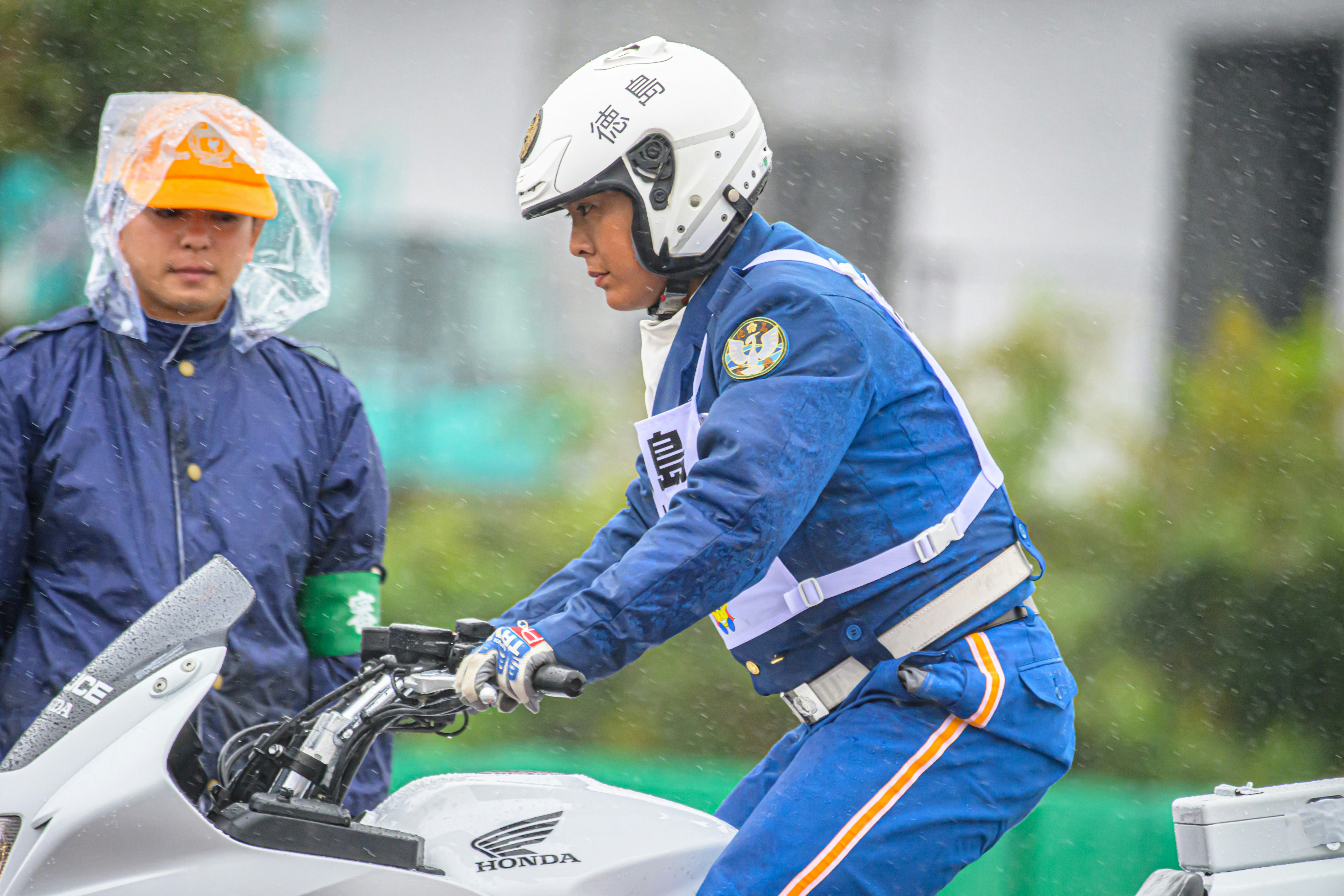 大雨の中で白バイ隊員がバイクに乗る転倒直前の場面