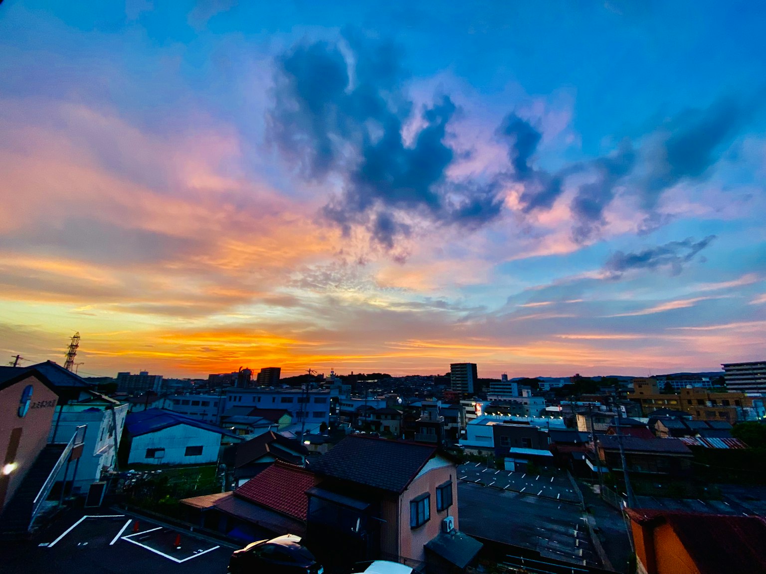 Eine beeindruckende Stadtlandschaft bei Sonnenuntergang mit bunten Himmeln