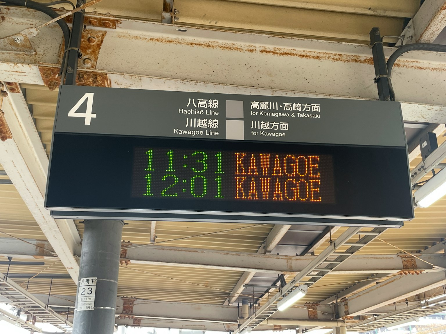 Tabellone orario treni per Kawagoe con partenze alle 11:31 e 12:01