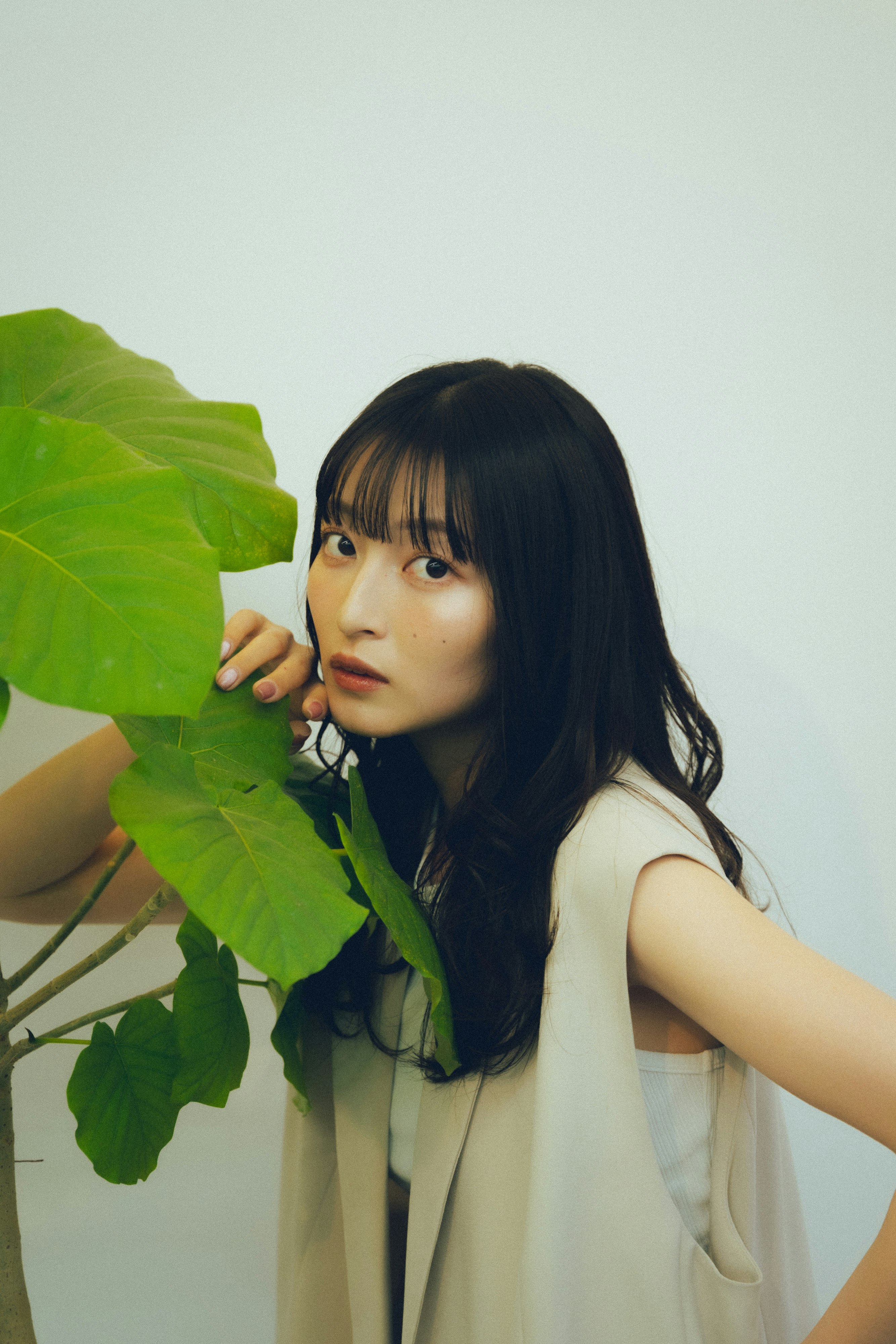 葉に触れる女性のポートレート