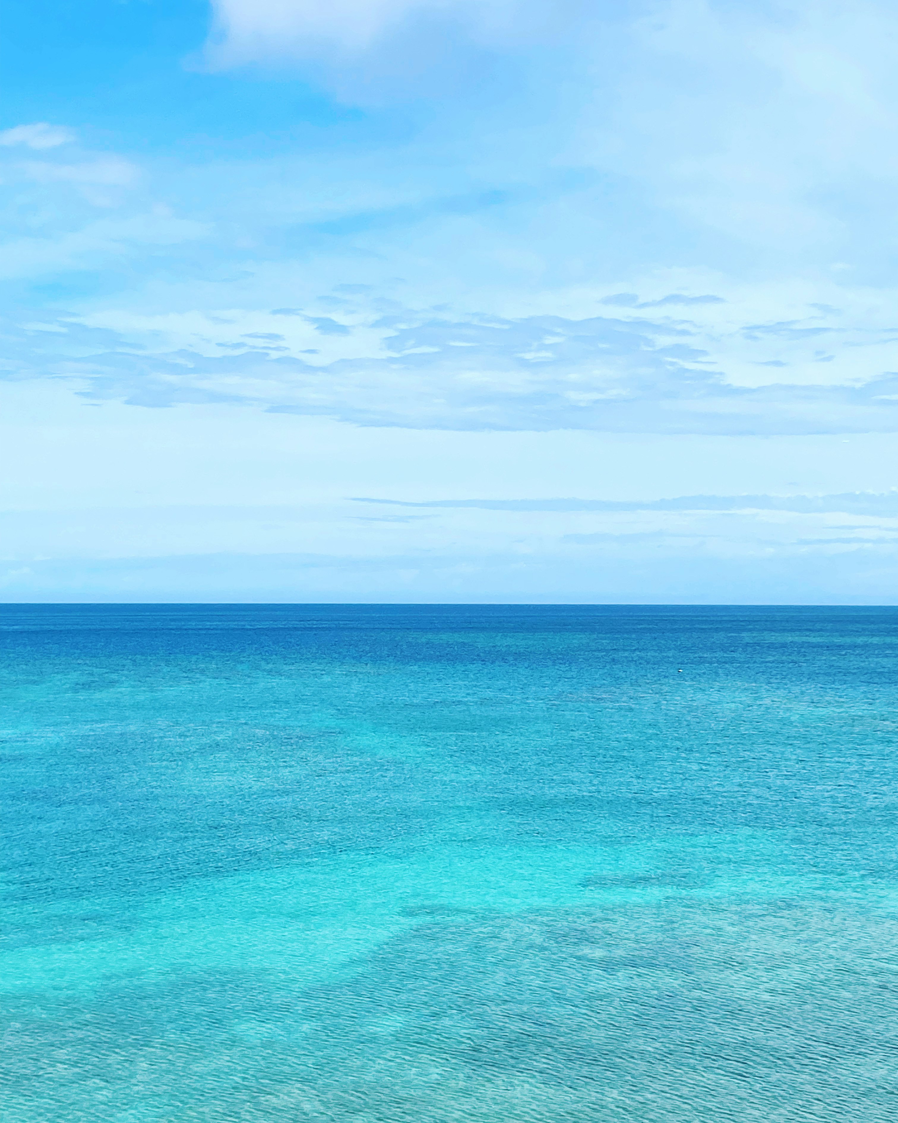 Blauer Horizont über dem Meer bei Onna