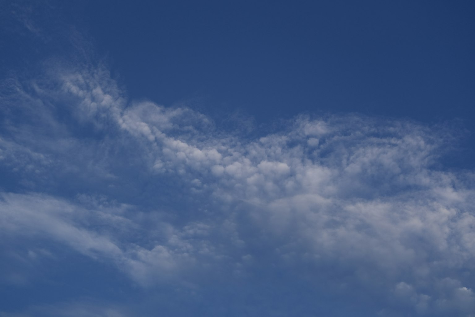 Bella vista di nuvole bianche che si estendono su un cielo blu