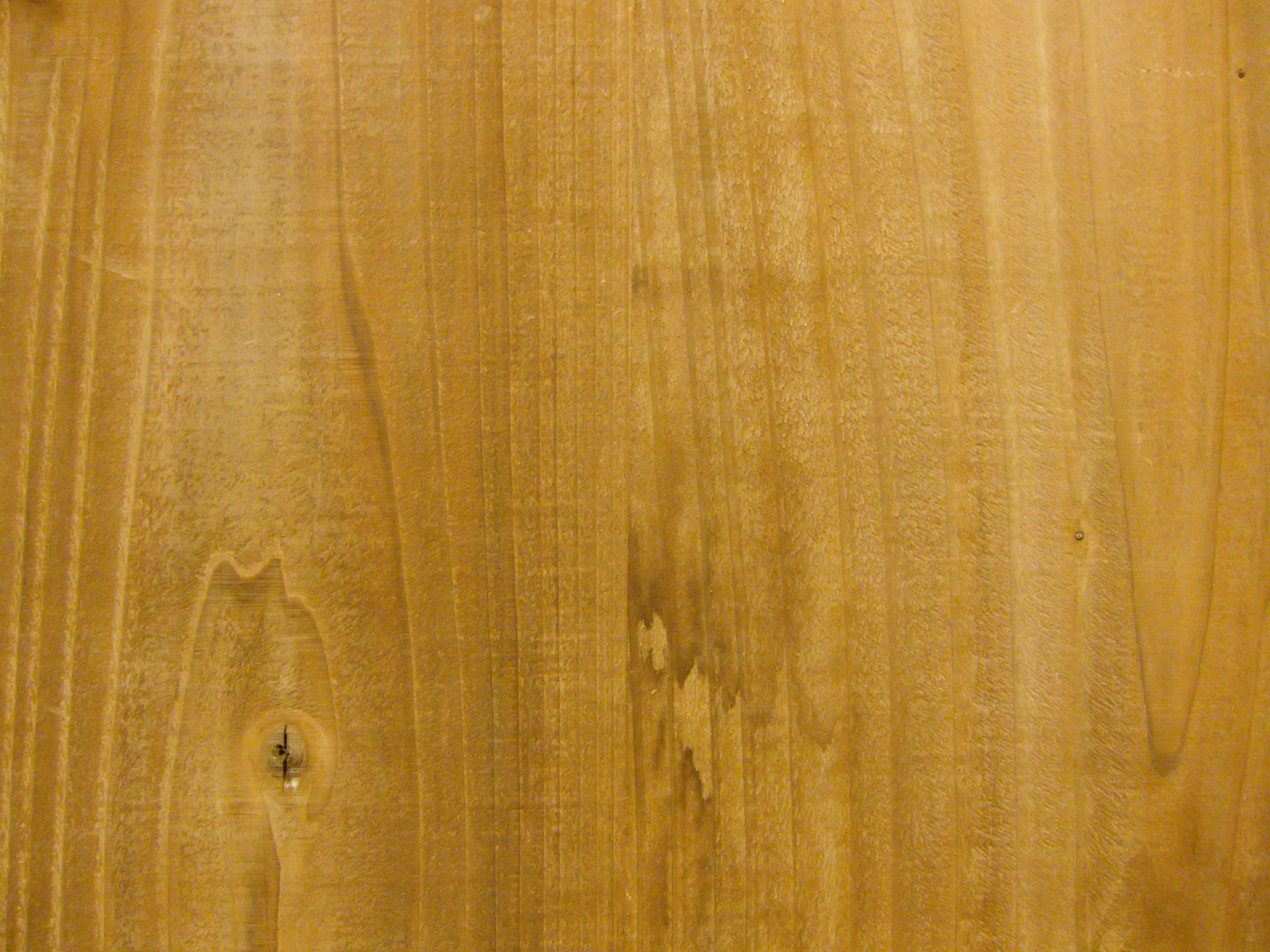 Primer plano de una superficie de madera marrón claro que muestra patrones de grano natural