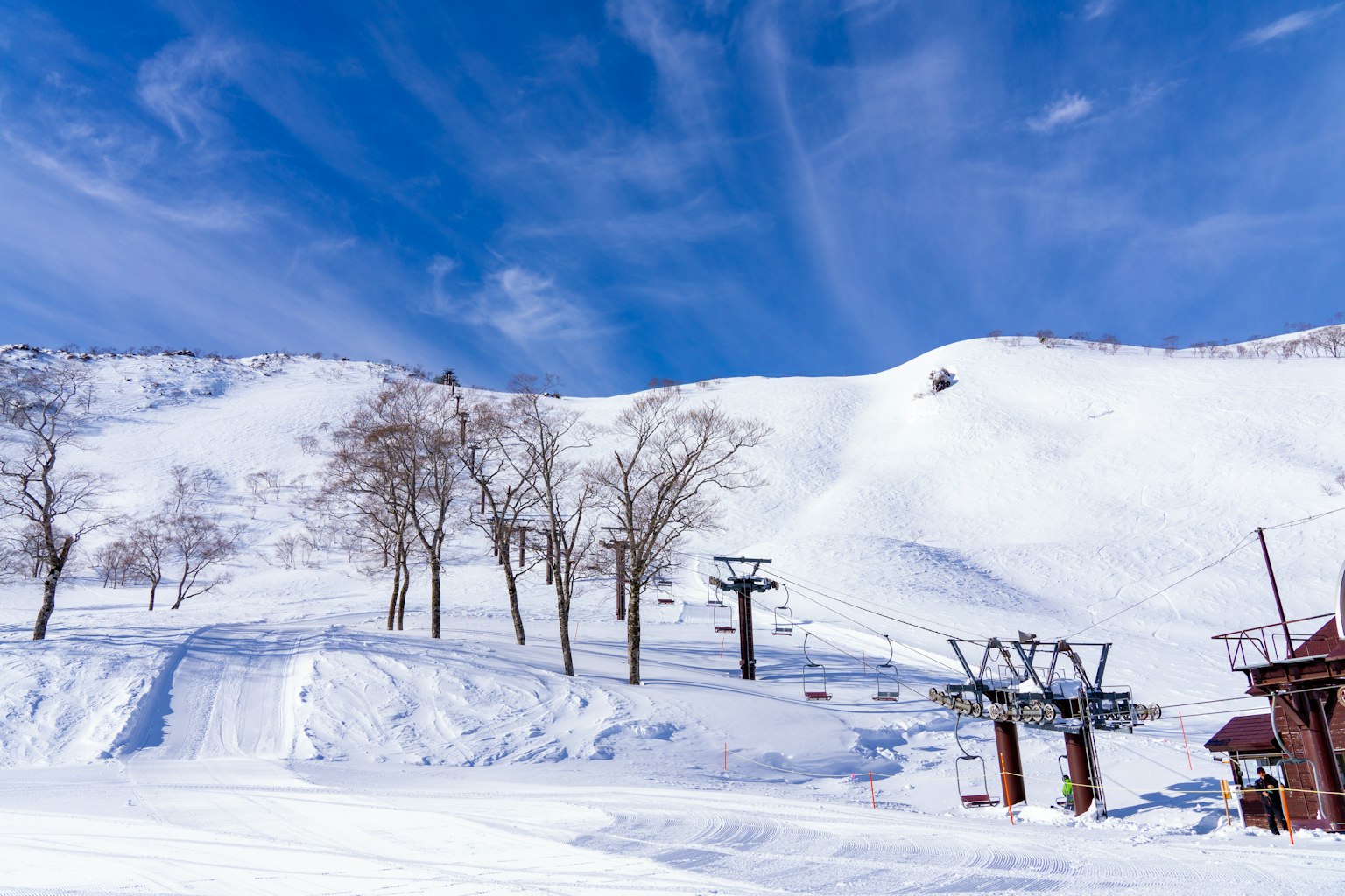 Bellissimo paesaggio montano innevato con cielo blu e seggiovia visibile