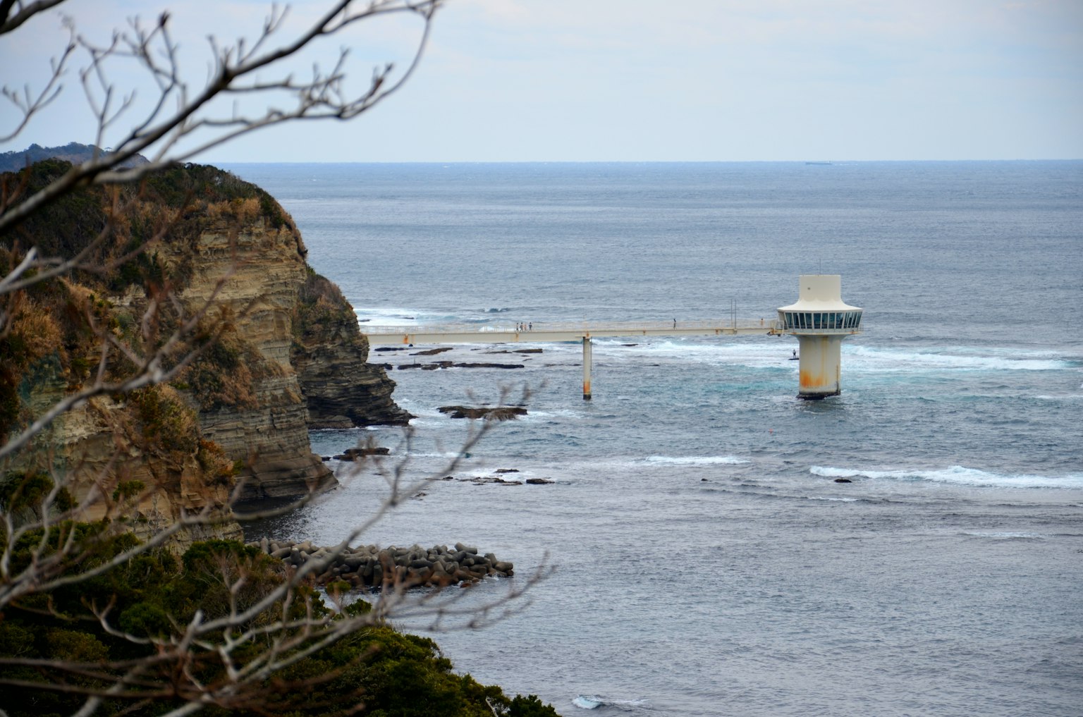 Vista panoramica di una torre nell'oceano e di una costa rocciosa