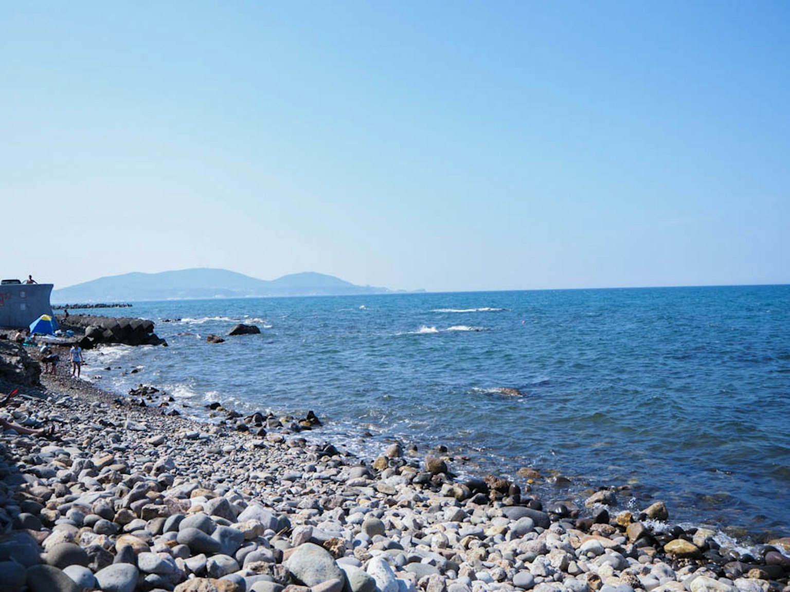 Malersicher Blick auf einen steinigen Strand mit klarem Wasser