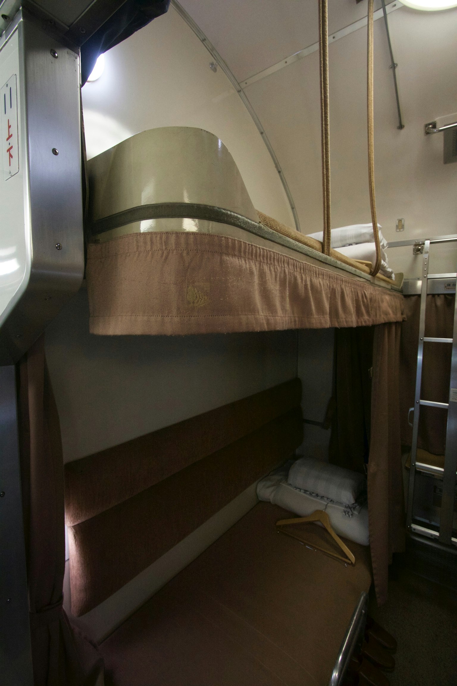 Interno di un treno letto con letti a castello