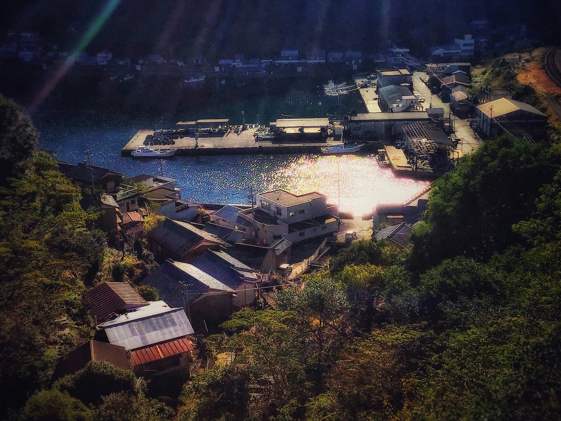 山間の港町の湾岸に広がる街並みと港の眺め