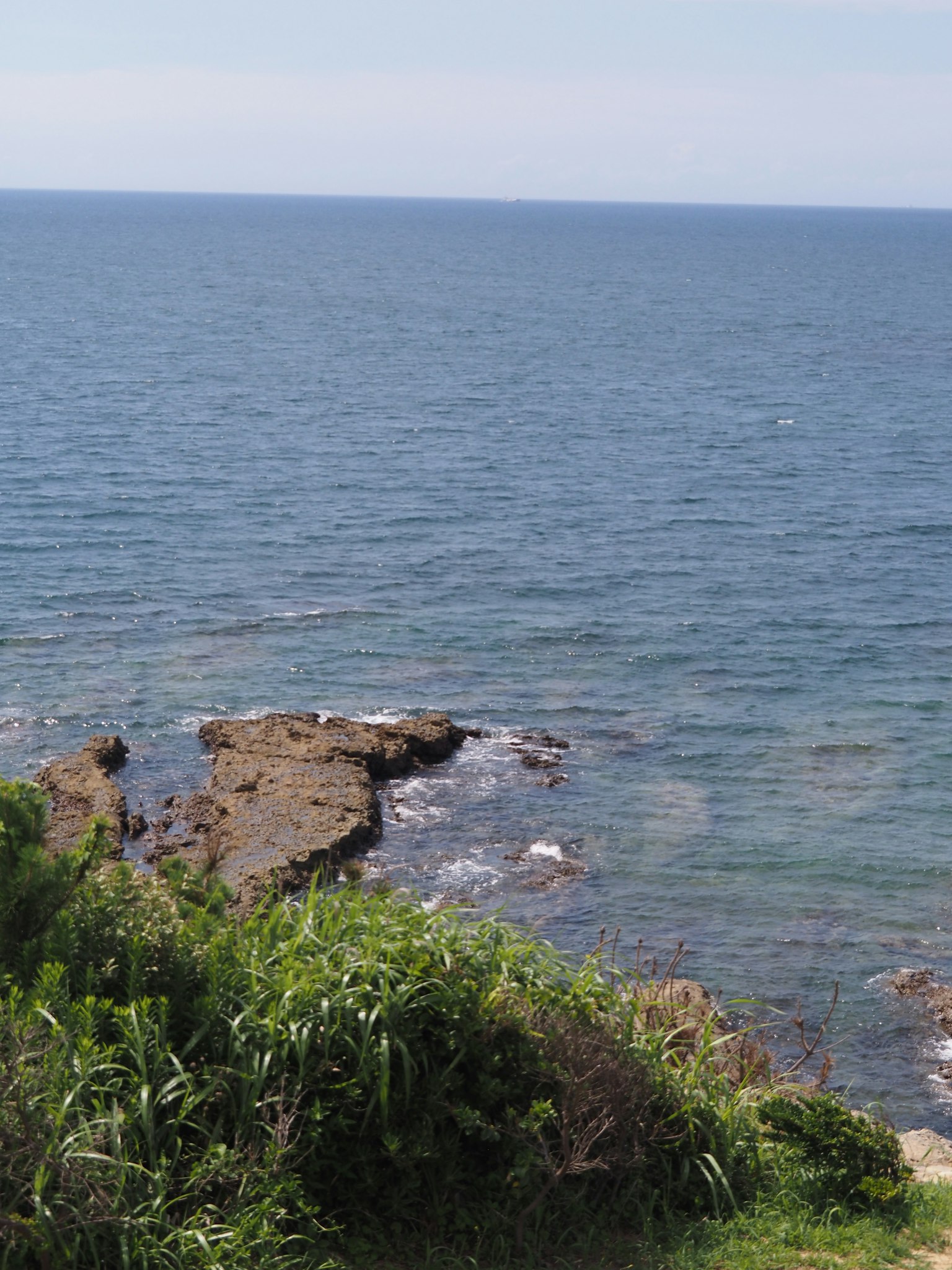 Vue panoramique de l'océan bleu et de la côte rocheuse