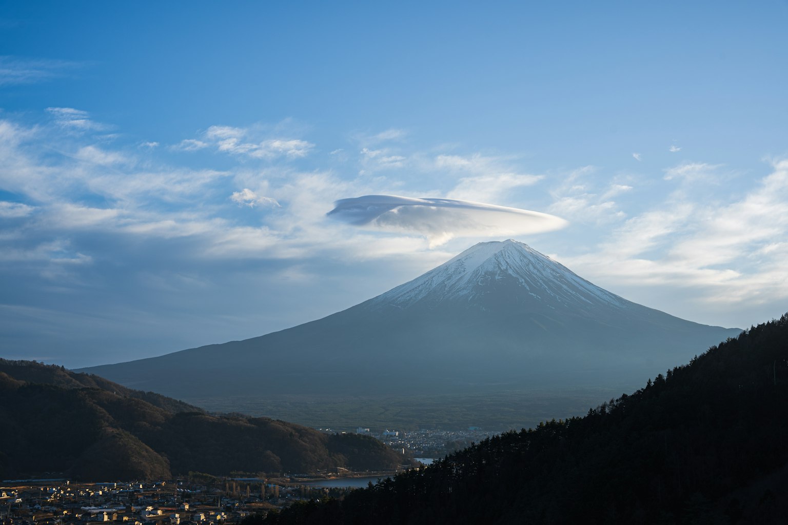 Vue pittoresque du mont Fuji avec sommet enneigé