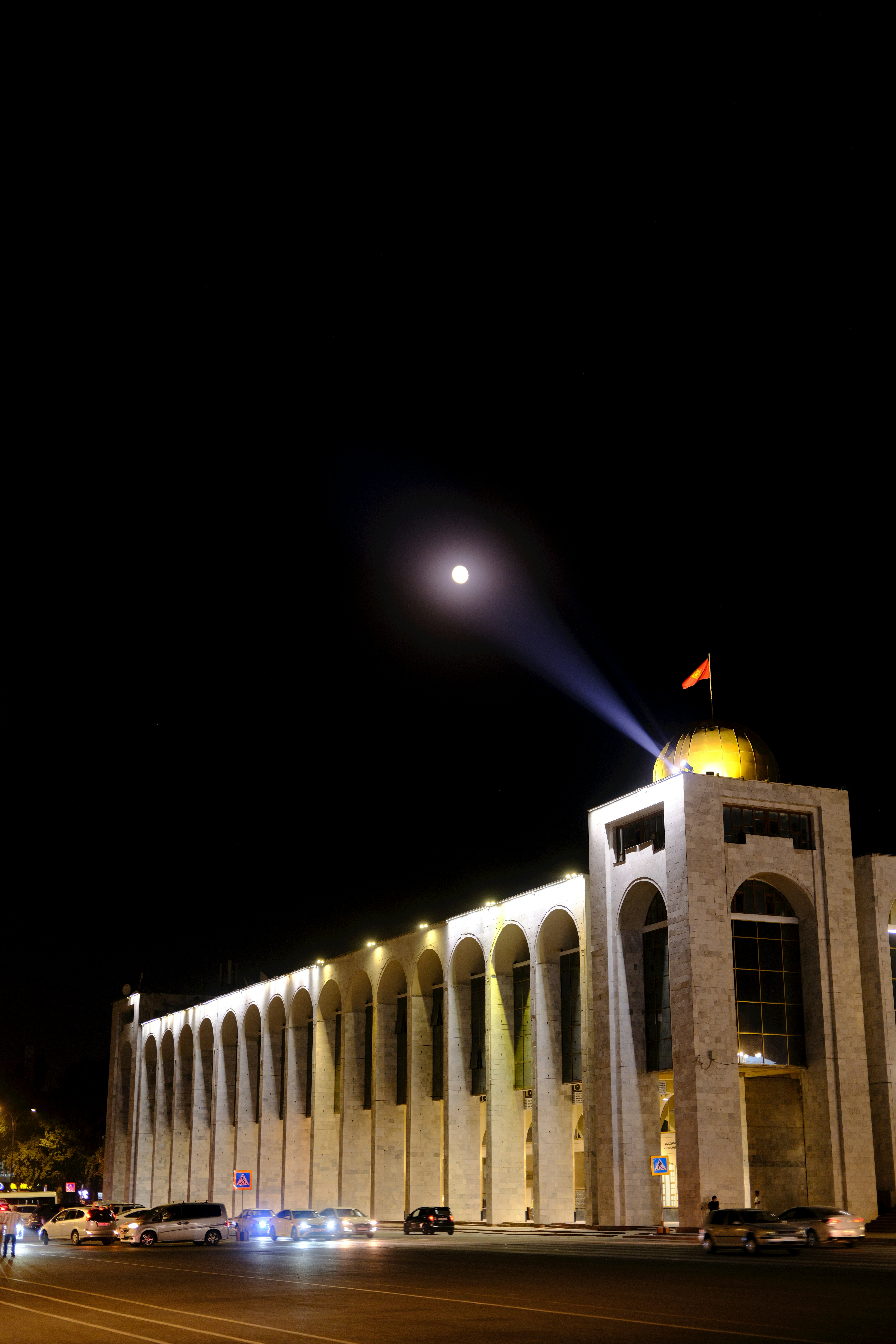 満月の充電ステーションのある夜の建物外観