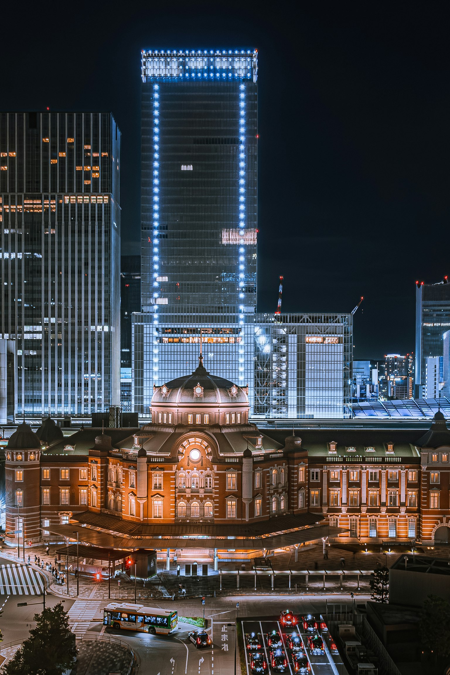 Vista notturna della stazione di Tokyo e dei grattacieli